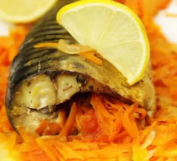 Скумбрия с жареным луком и морковью