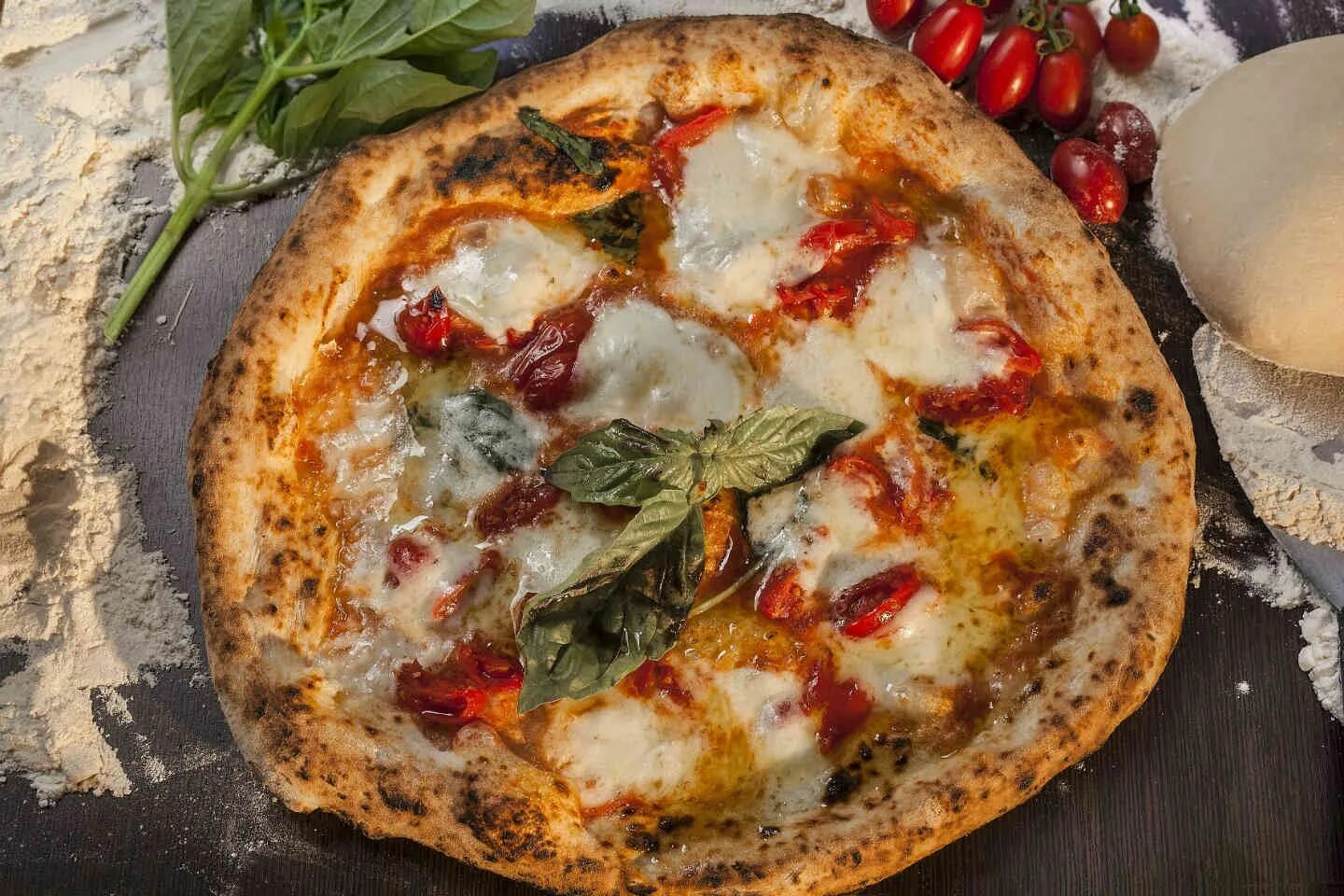 Рецепт неаполитанского теста. Пицца из питы. Неаполитанская пицца. Армянская пицца. Пицца в Армении.
