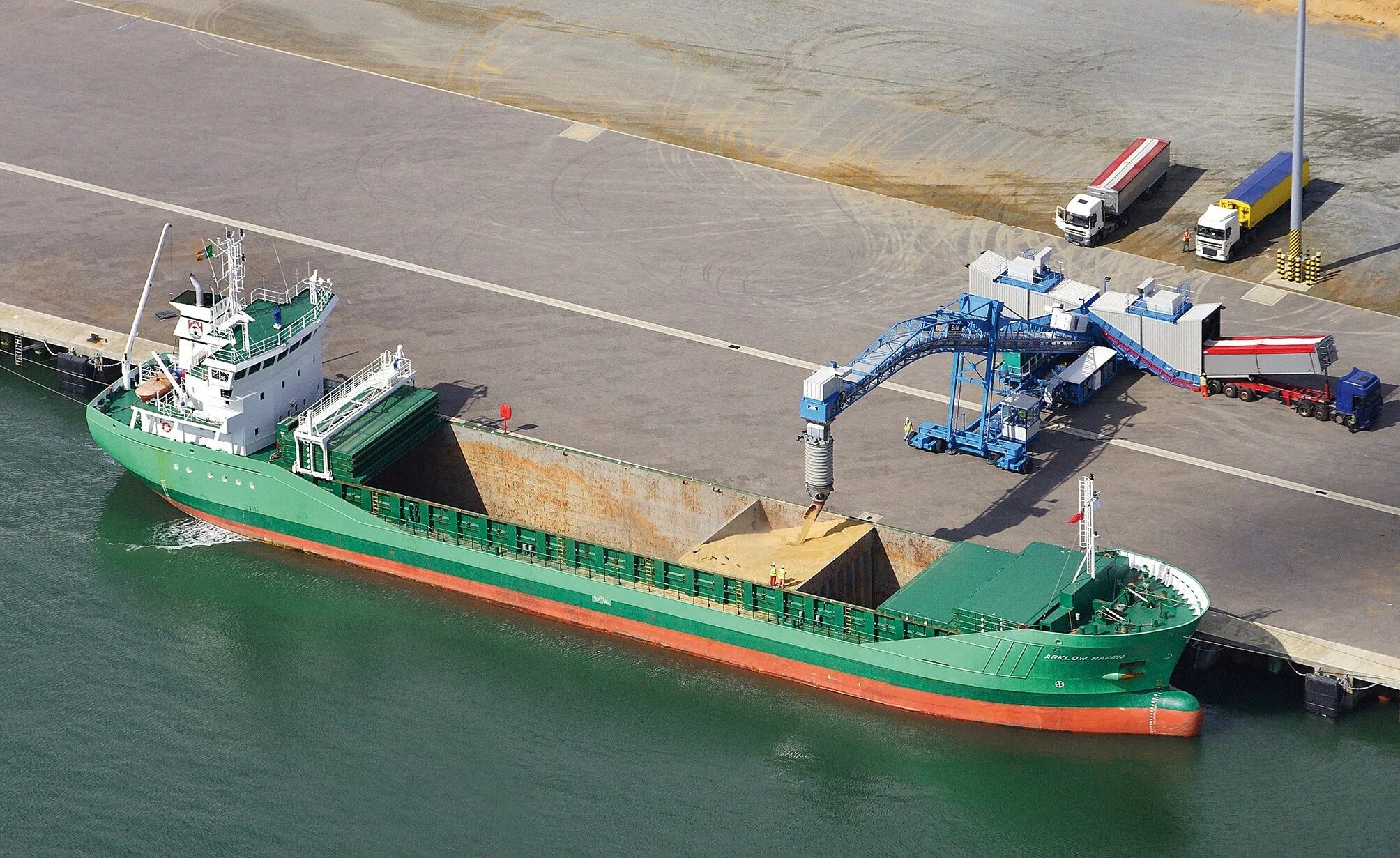 Погрузка серын на судно. Рейдовая перевалка зерна. Зерно судно. Погрузка зерна на корабль. Судно с украинским зерном.