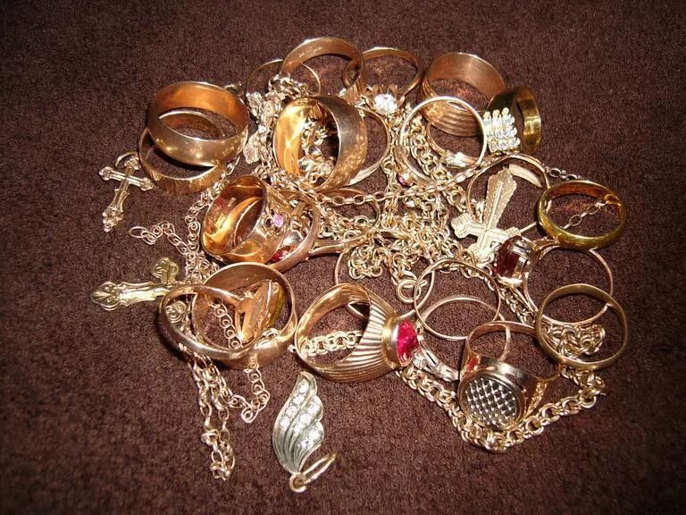 Старинные золотые украшения. Авито продать украшения. Золотые украшения. Выставка изделий ручной работы. Лом золота 585 пробы.