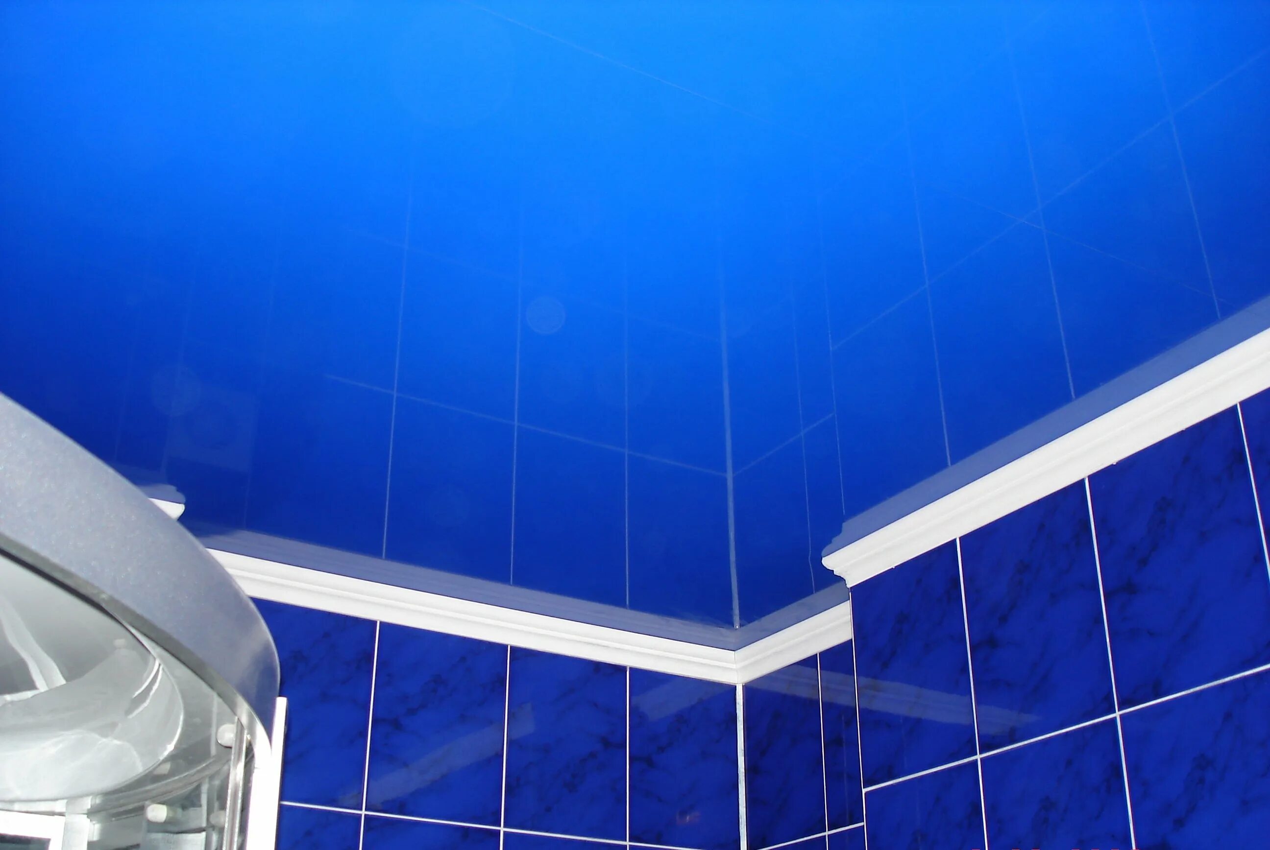 крепление натяжного потолка в ванной. установка натяжного потолка ванне. потолочные плинтуса для натяжных потолков в ванную комнату. двухуровневый потолок в ванной. потолок в ванной.