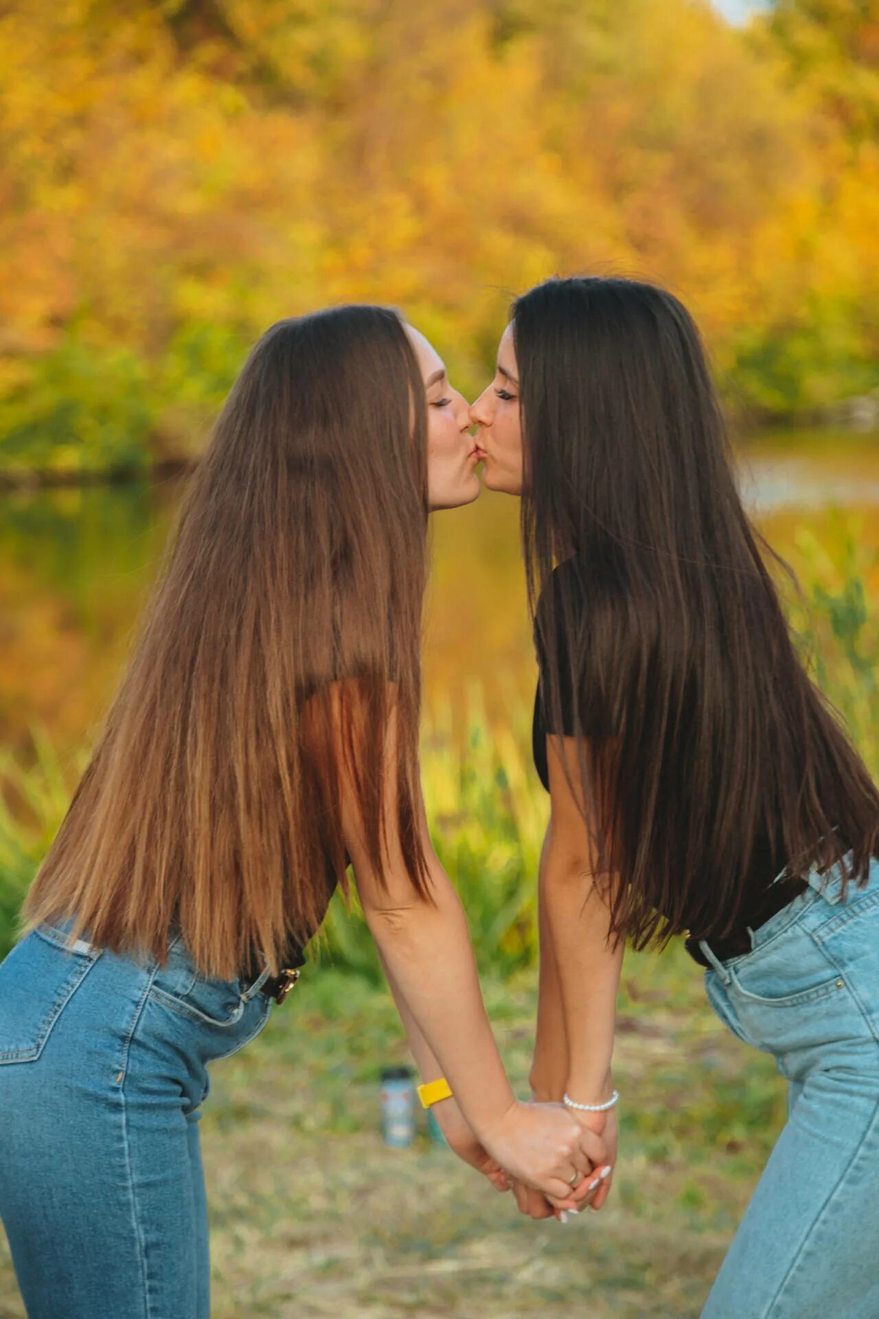 Отодрали двух подруг. Отодрали двух подруг. Отодрали двух подруг. Красивые подружки. Девушки обнимаются.