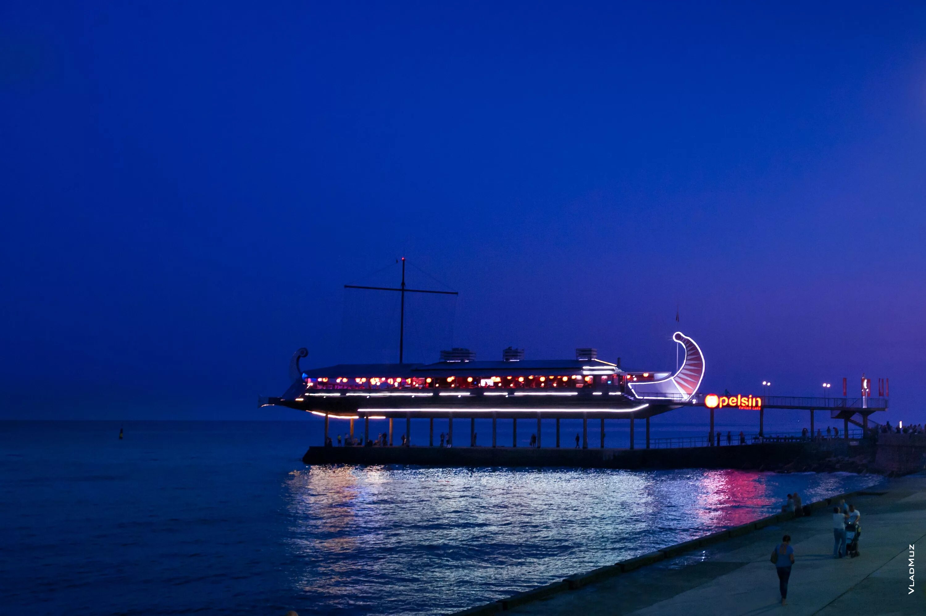 Ялта апельсин ресторан корабль. Апельсин в ялте на набережной. Кафе апельсин ялта. Апельсин набережная. Апельсин набережная.