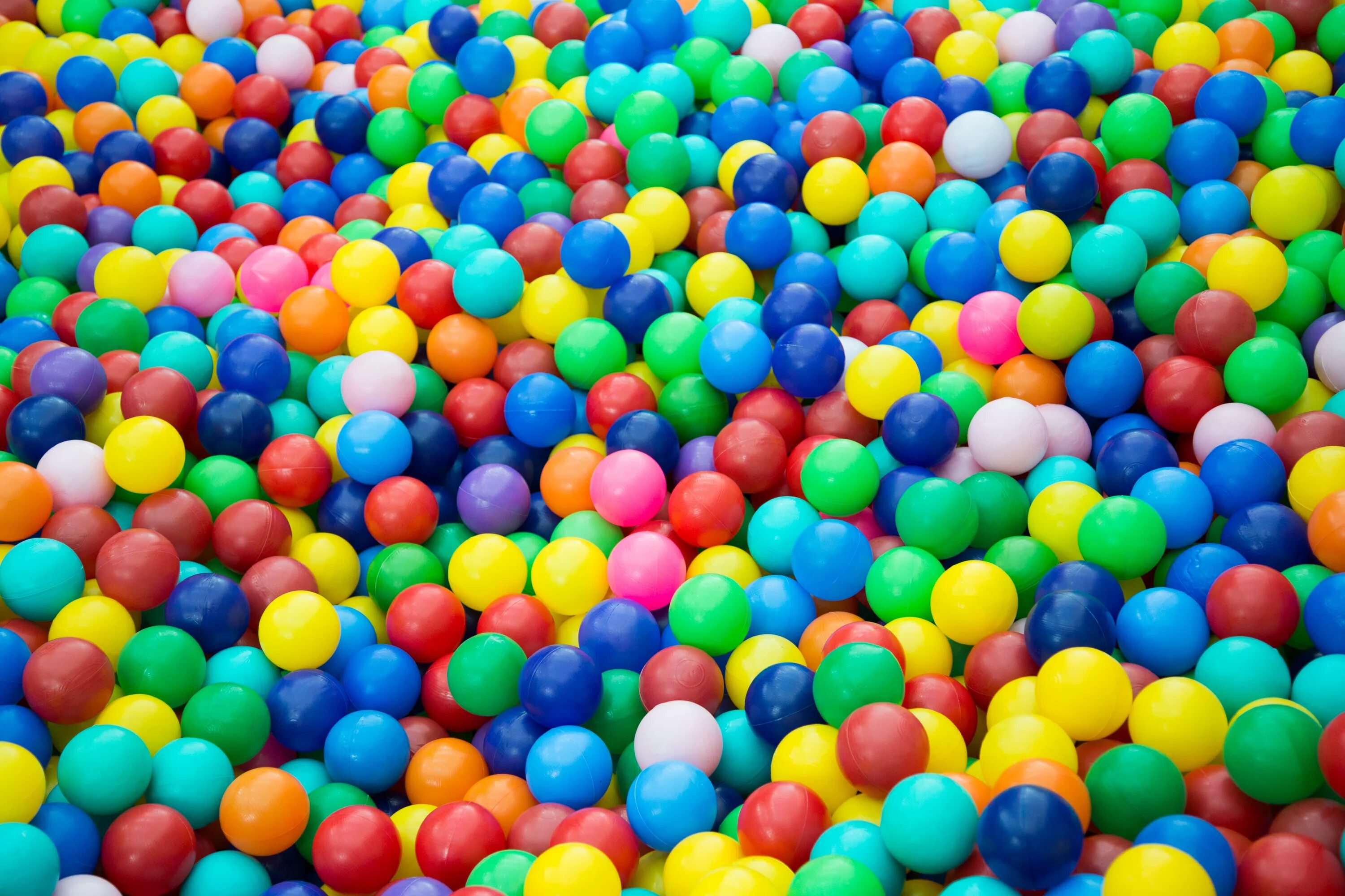 Цветной шар. Разноцветный шар. Разноцветные шары. Шарики разноцветные для детей. Пластмассовые разноцветные шарики.