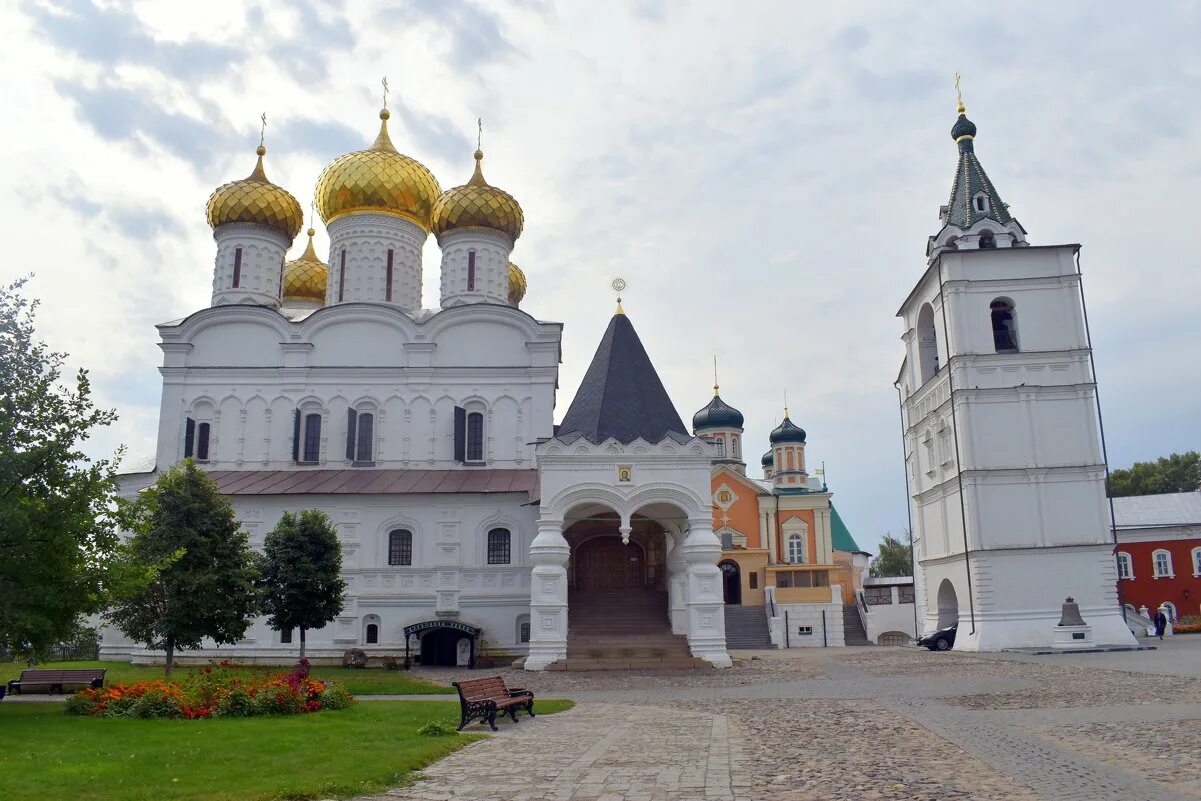 где пообедать рядом с ипатьевским монастырем кострома. кострома свято-троицкий ипатьевский монастырь надвратный храм. где пообедать рядом с ипатьевским монастырем кострома. где пообедать рядом с ипатьевским монастырем кострома. троицкий собор ипатьевского монастыря.