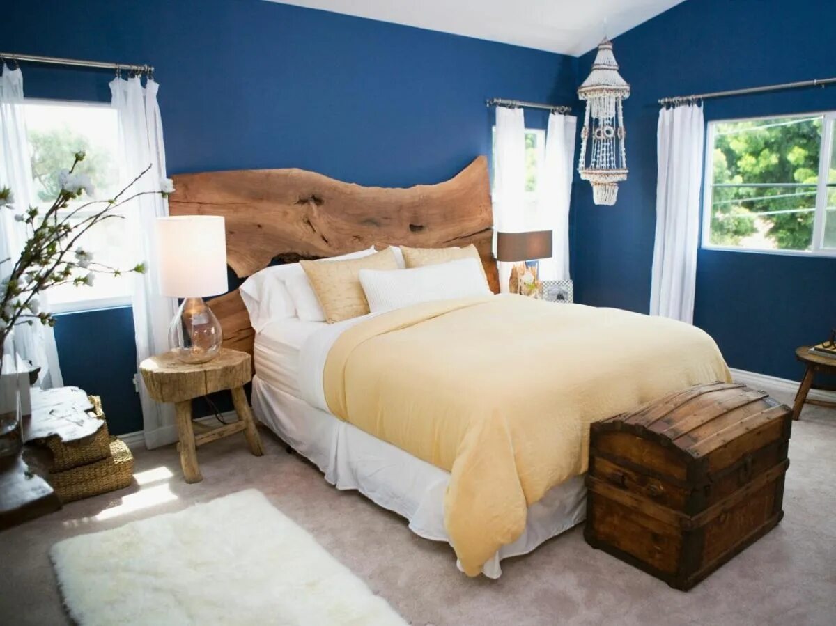 Синяя спальня с деревянной кроватью. Голубая спальня с деревянной мебелью. Спальня в ярких тонах. Спальня в желто голубом цвете. Paint my room