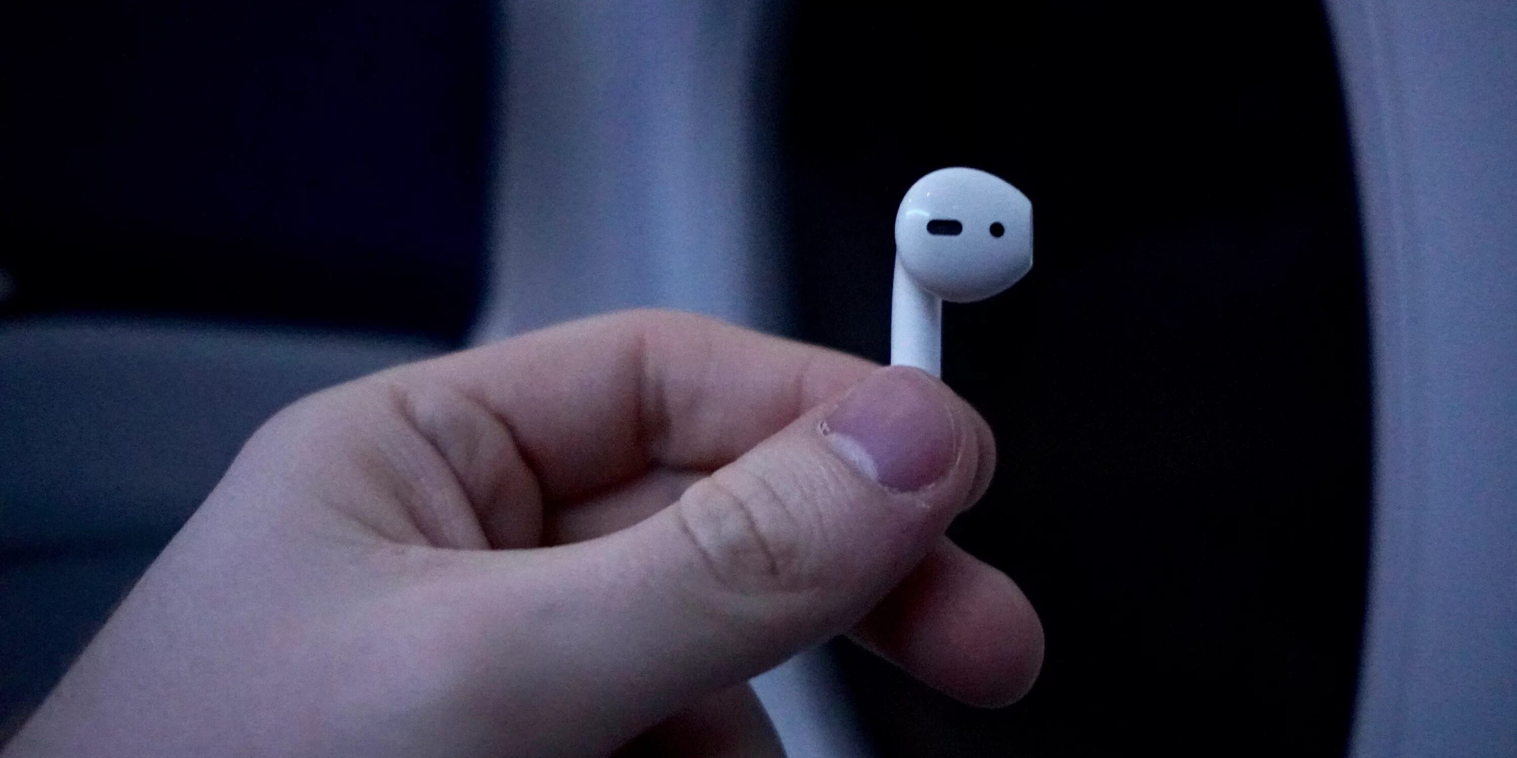 Играет один airpods. AIRPODS Pro 2nd Generation. AIRPODS В руке. Айрподс про наушники в руках. AIRPODS 2 В руках.