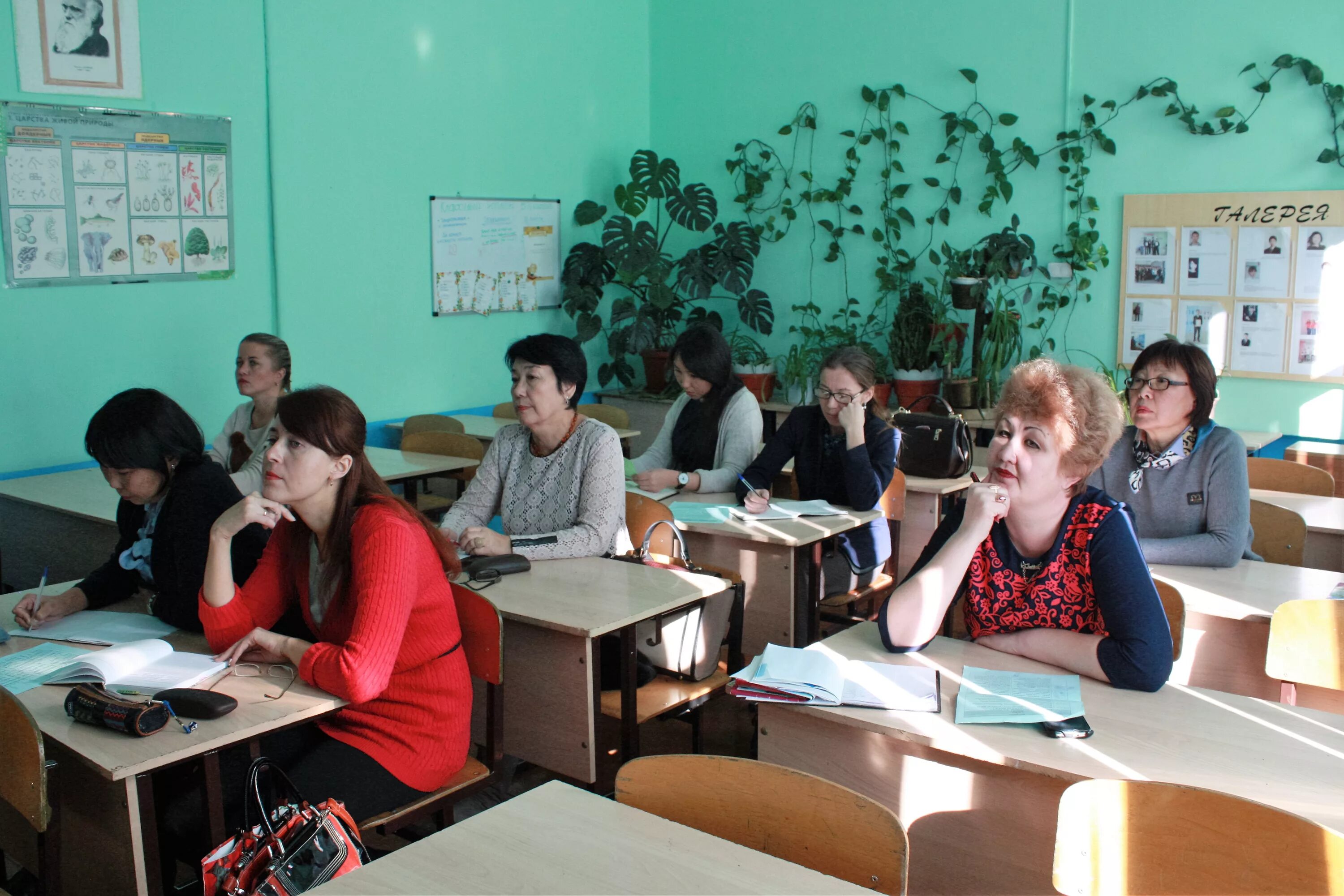 - семинары, мастер- классы; для педагогов. девушка выступает перед аудиторией. семинар современный учитель. повышение квалификации педагогов. семинар учителей.