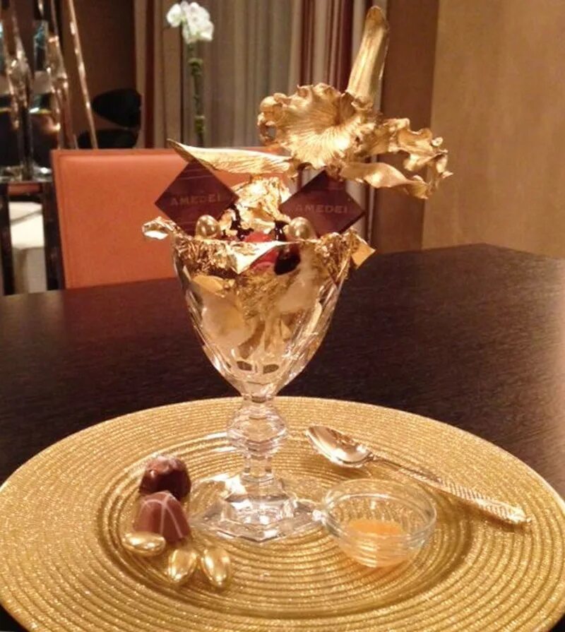 Дорогой десерт. Golden Opulence Sundae. Золотое изобилие мороженое. Мороженое Golden Opulence. Сандей «золотое изобилие».