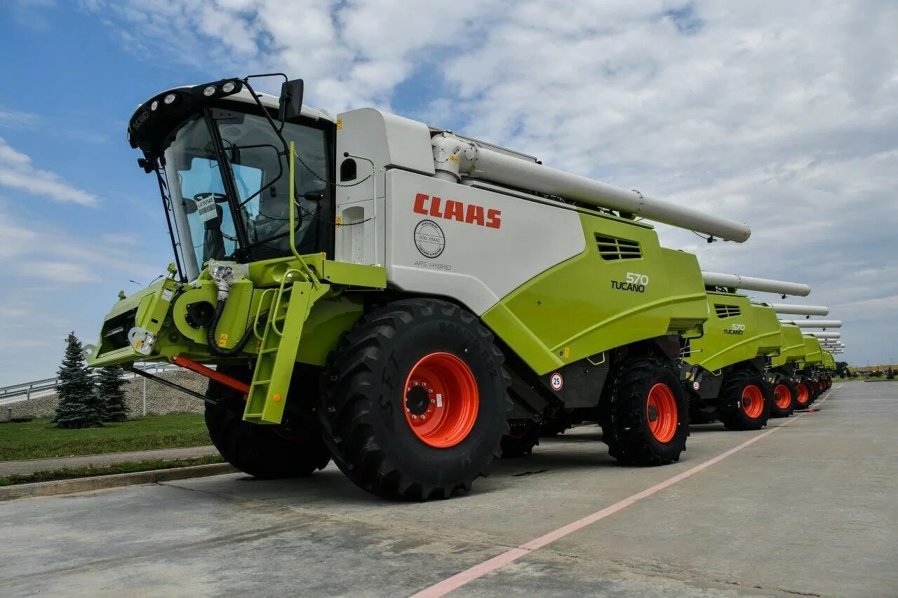 Сельхозтехника класс. Сельско хозяйственная техника class. Клаас ксерион 5000. Трактор claas xerion. Трактор claas axion 950.