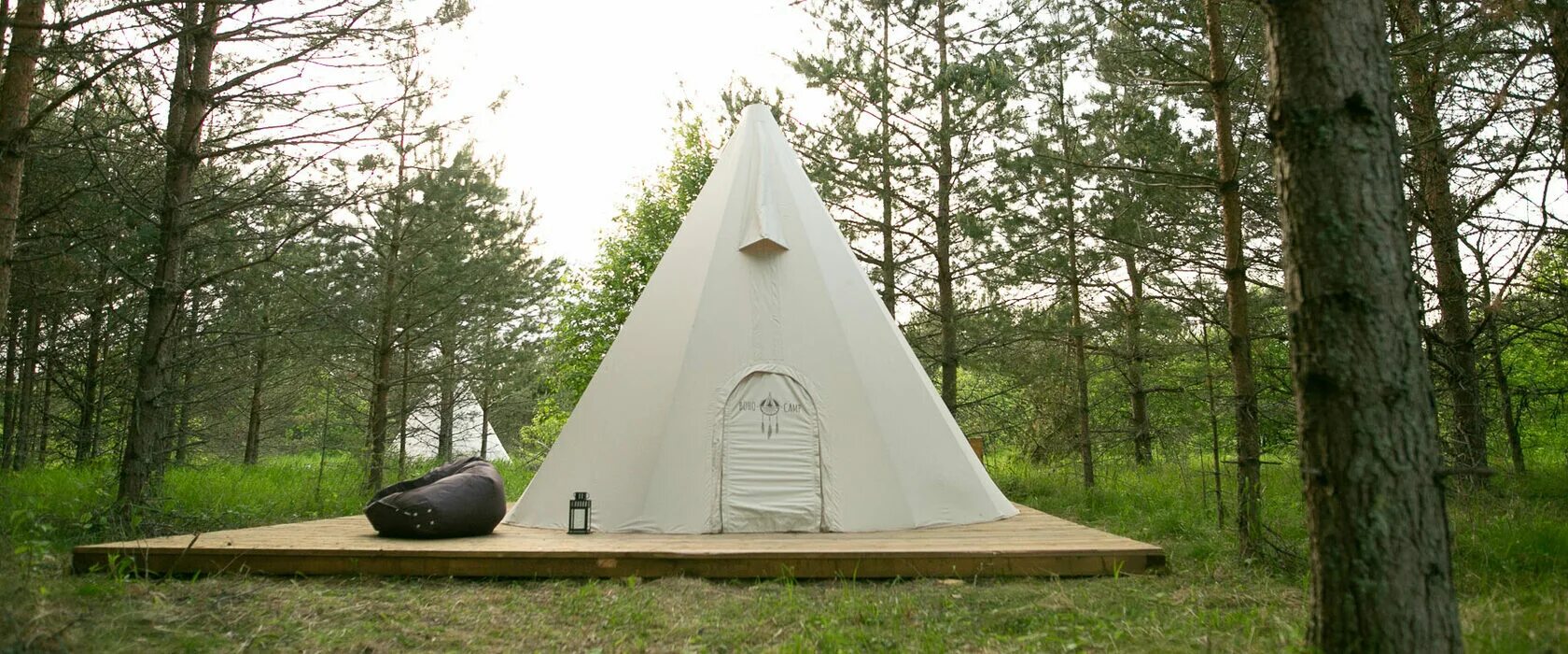 Глэмпинг Boho Camp. Бохо Кэмп Ленинградская область. Глэмпинг в Ленинградской области. Глэмпинг в лесу Ленинградская область.