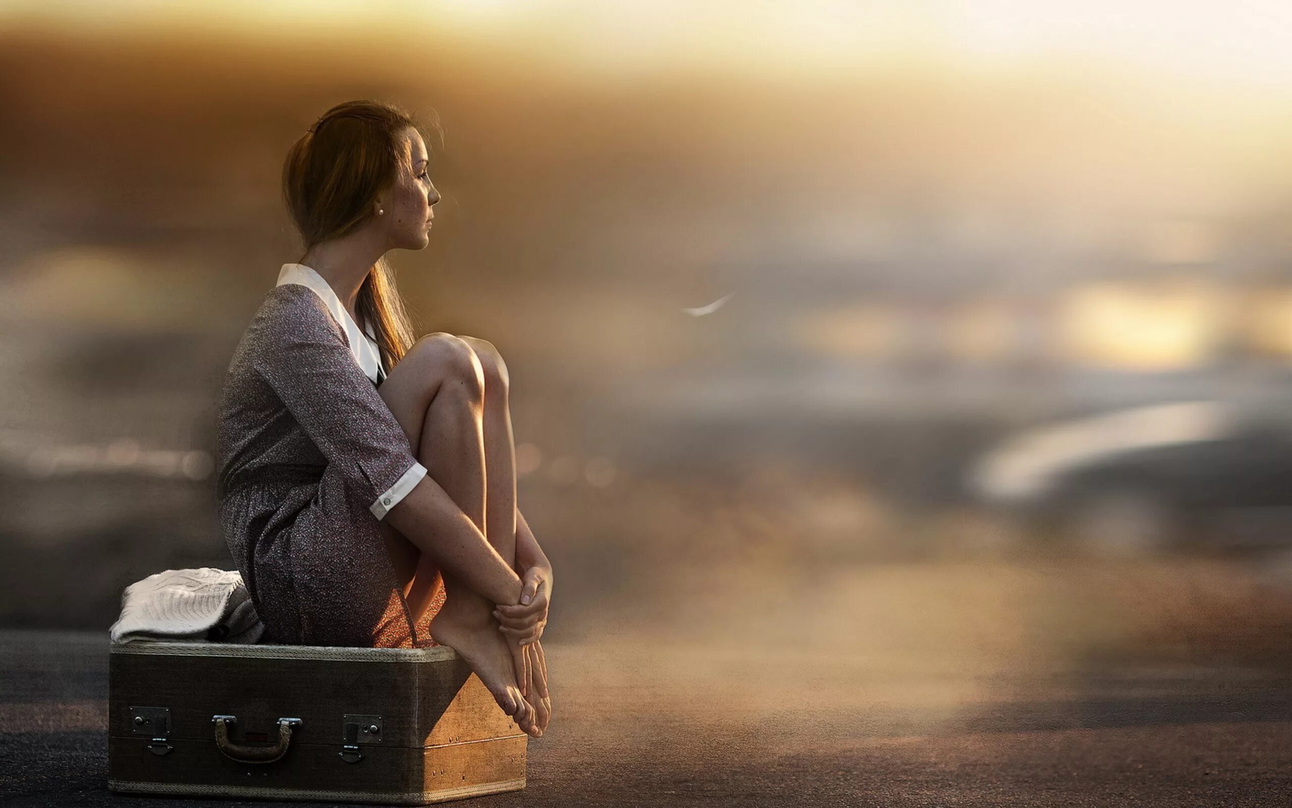 Женщина с чемоданом. Одиночество женщины. Сожаление о прошлом. Это одиночество. Картинка красивая мысли