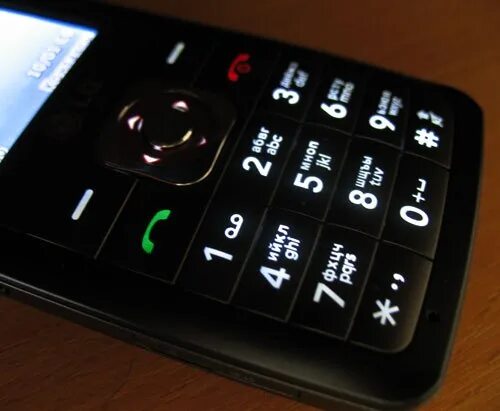 Включи кнопка телефон. LG gm200. Телефон с кнопками. Кнопка пробел в кнопочном телефоне. LG мобильный кнопочный.