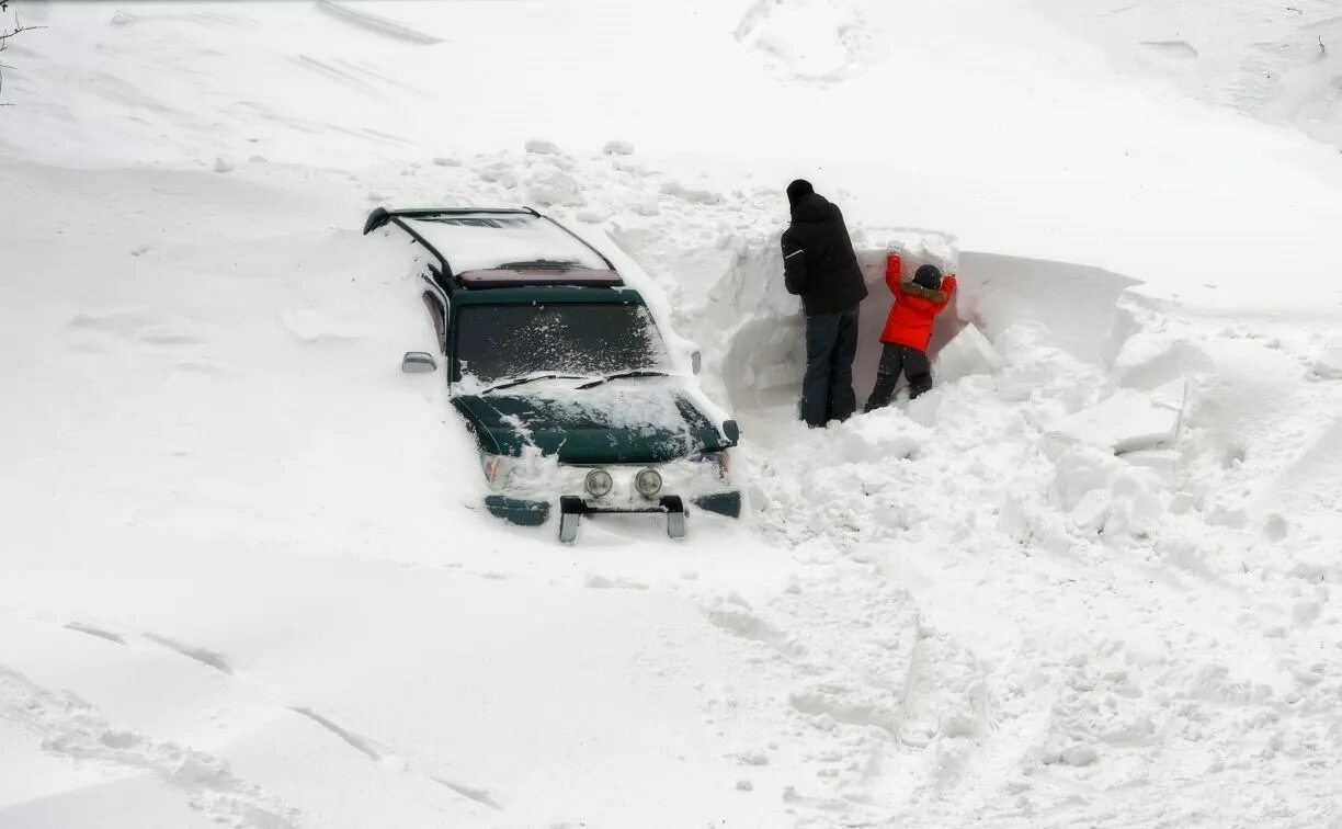 Что делают сильные снегопады. Метель Южно-Сахалинск. Южно Сахалинск Пурга. Сильный снегопад. Снежные заносы на дорогах.