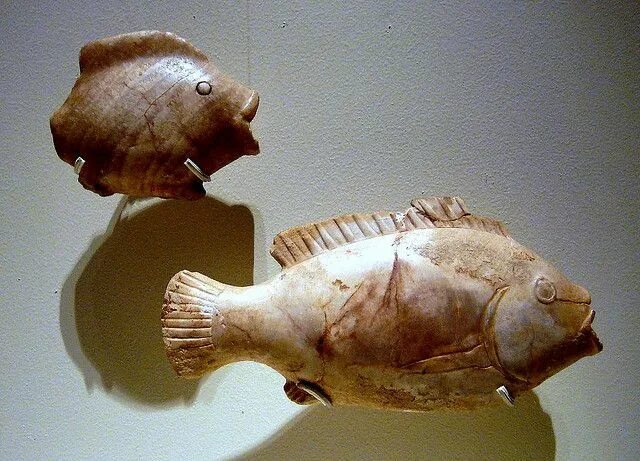 Первобытные рыбы. Древние рыбки. Рыба скульптура. Рыба в древнем Египте.