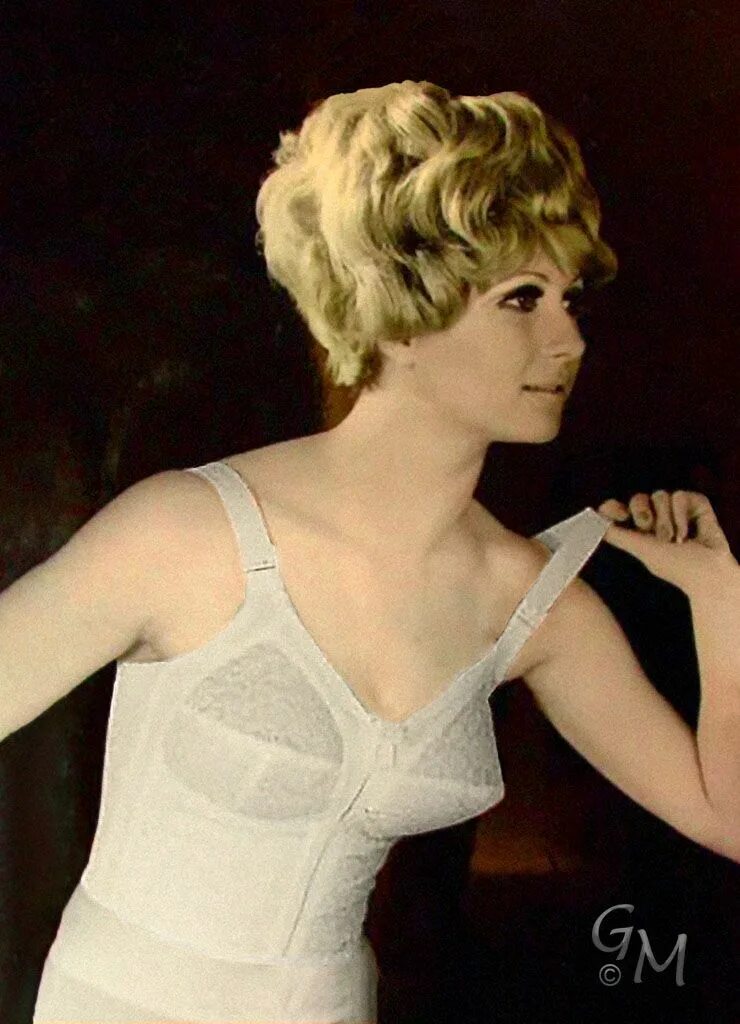 Бюстгальтеры старые. Triumph lingerie 70х. Нижнее белье женское 80 годов. Советский бюстгальтер. Старинные лифчики.