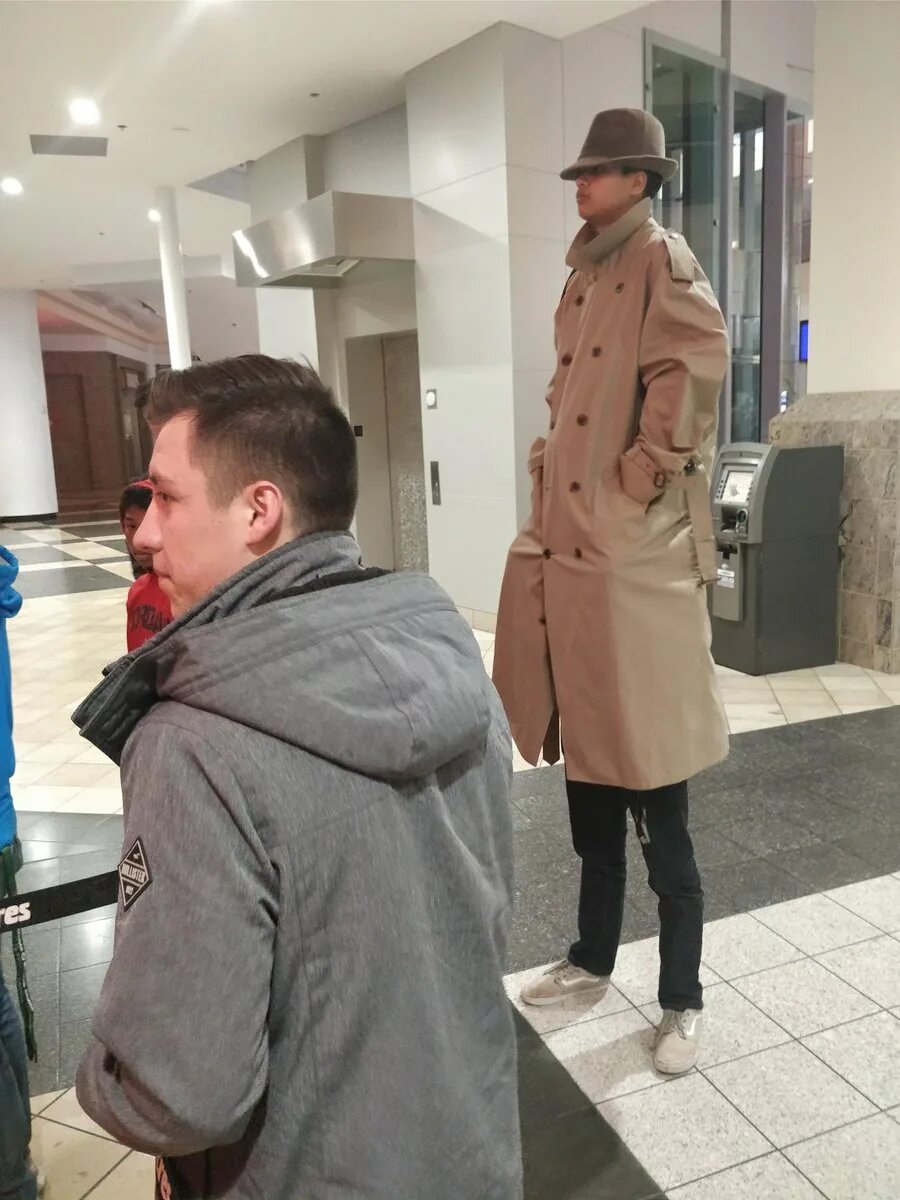 Несколько человек в пальто. Два человека в пальто. Друг на друге в пальто. Два человека в одном пальто. Пальто другое слово
