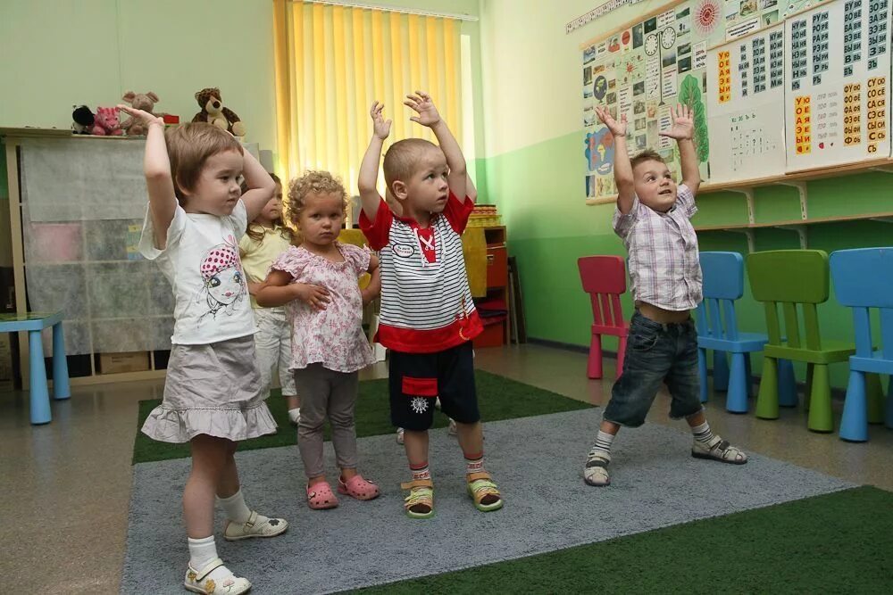 Садик. Ясельная группа в детском саду. Педагог и дети. Занятия для детей. Ребенок не организован в детский сад.