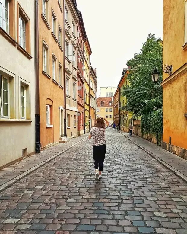 Пара гуляет. Влюблённые подростки. Пара на прогулке. Парень с девушкой идут. Расставание с любимым человеком.