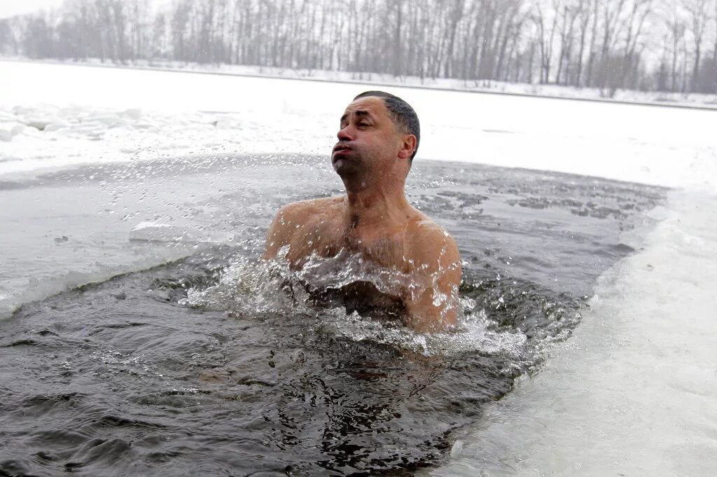 Люди купаются зимою. Зимнее купание. Купание в ледяной воде. Моржи купаются в проруби.