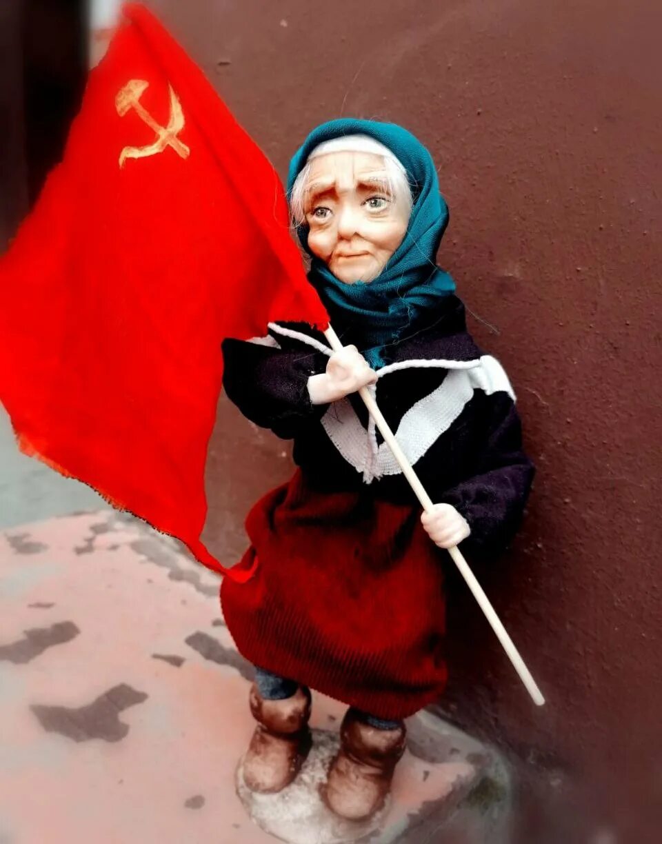 Красный выносить. Бабушка с красным флагом. Украинская бабушка с красным флагом. Бабуля с красным знаменем. Бабушка с красным знаменем Победы.