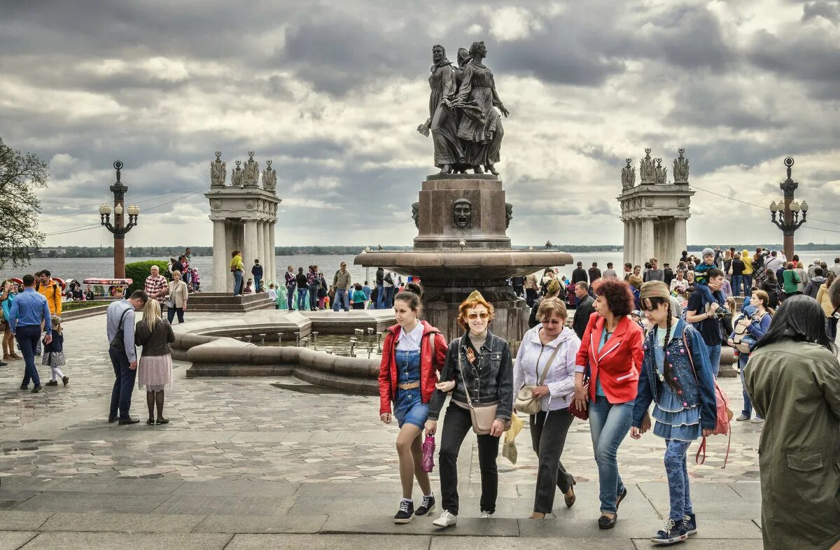 Куда погулять в москве завтра. Центральная набережная Волгограда. Фонтан на набережной Волгоград. Центральная набережная Волгограда весной. Волгоград набережная Весенняя.