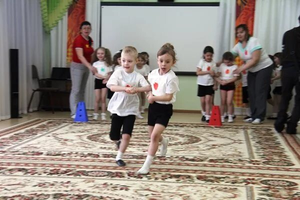 эстафета переправа. спортивные эстафеты для детей дошкольного возраста. конкурс – эстафета «переправа». эстафета парами подвижная игра. спортивные эстафеты с мячом.