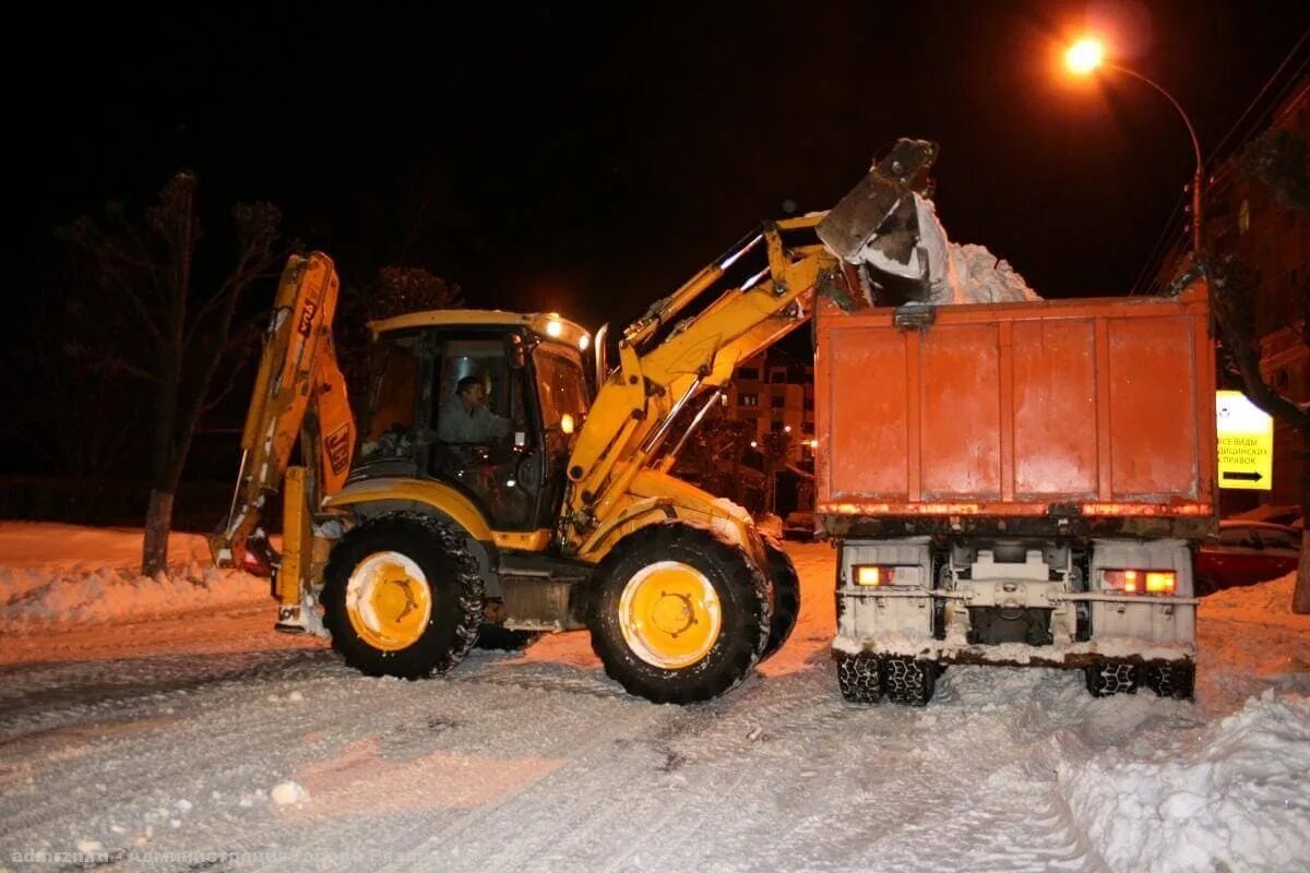 Вывоз снега buy ticket. Экскаватор погрузчик JCB снег. Экскаватор-погрузчик JCB 3cx грузит щебень. Мини погрузчик JCB 155 уборка снега. Уборка снега экскаватором погрузчиком JCB.