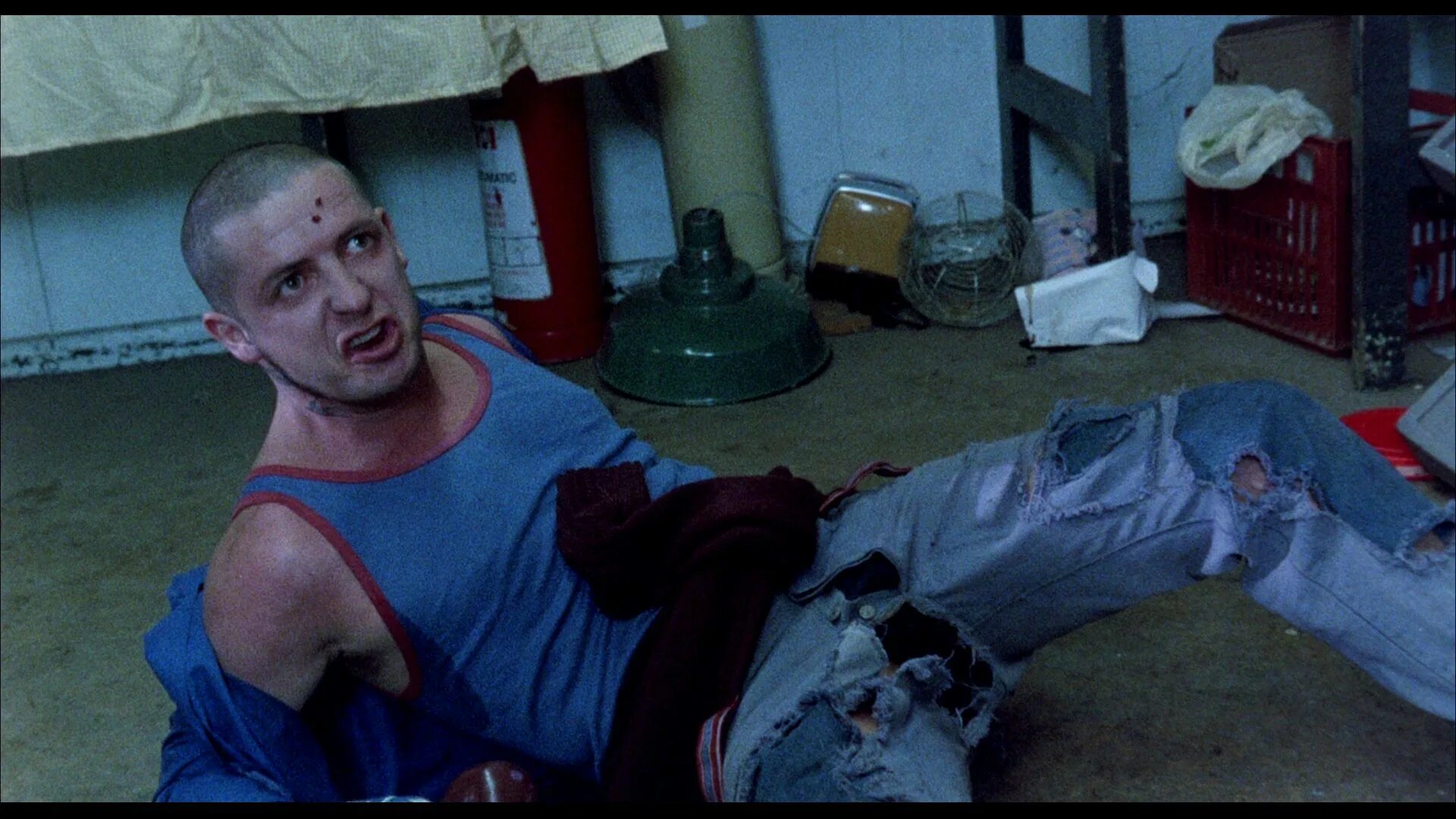 Рассел кроу скины. Фильм romper stomper 1992. Скины / romper stomper / 1992. Рассел кроу скинхэд. Рассел кроу ромпер стомпер.