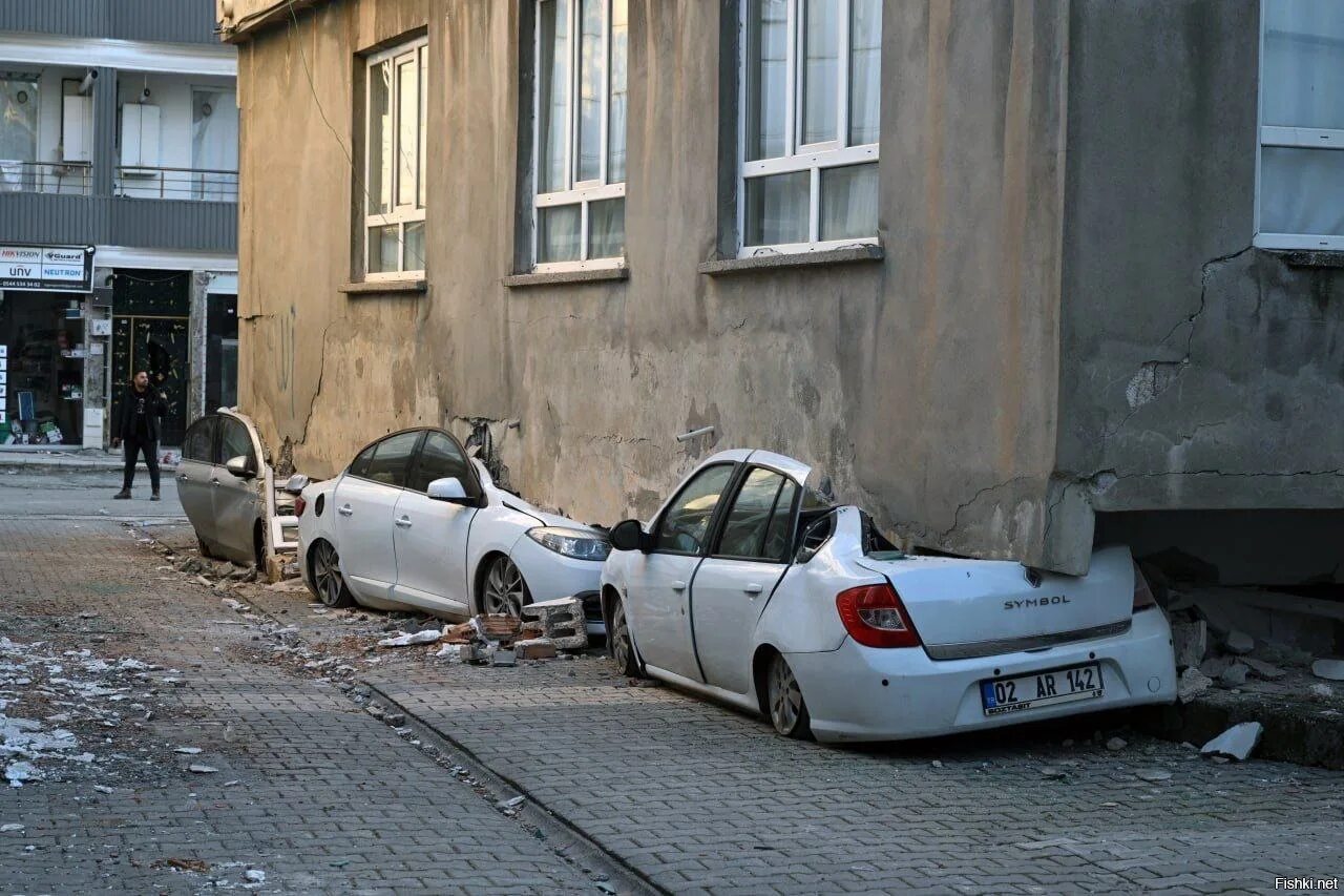 Землетрясение фото. Последствия землетрясения в Турции. Автомобили в Турции. Припаркованная машина.