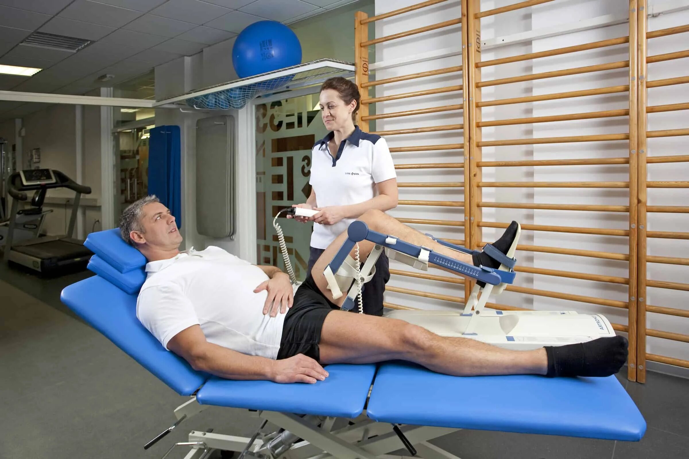 Реабилитация после эндопротезирования тазобедренного. Лечение коленного сустава после операции. Реабилитация коленного сустава. Реабилитация после операции на коленном суставе. Травма коленного сустава.