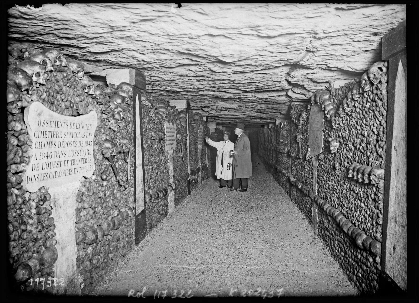 The catacombs of solaris revisited. Оссуарий Париж катакомбы. Катакомбы под Парижем. Кладбище под Парижем катакомбы.