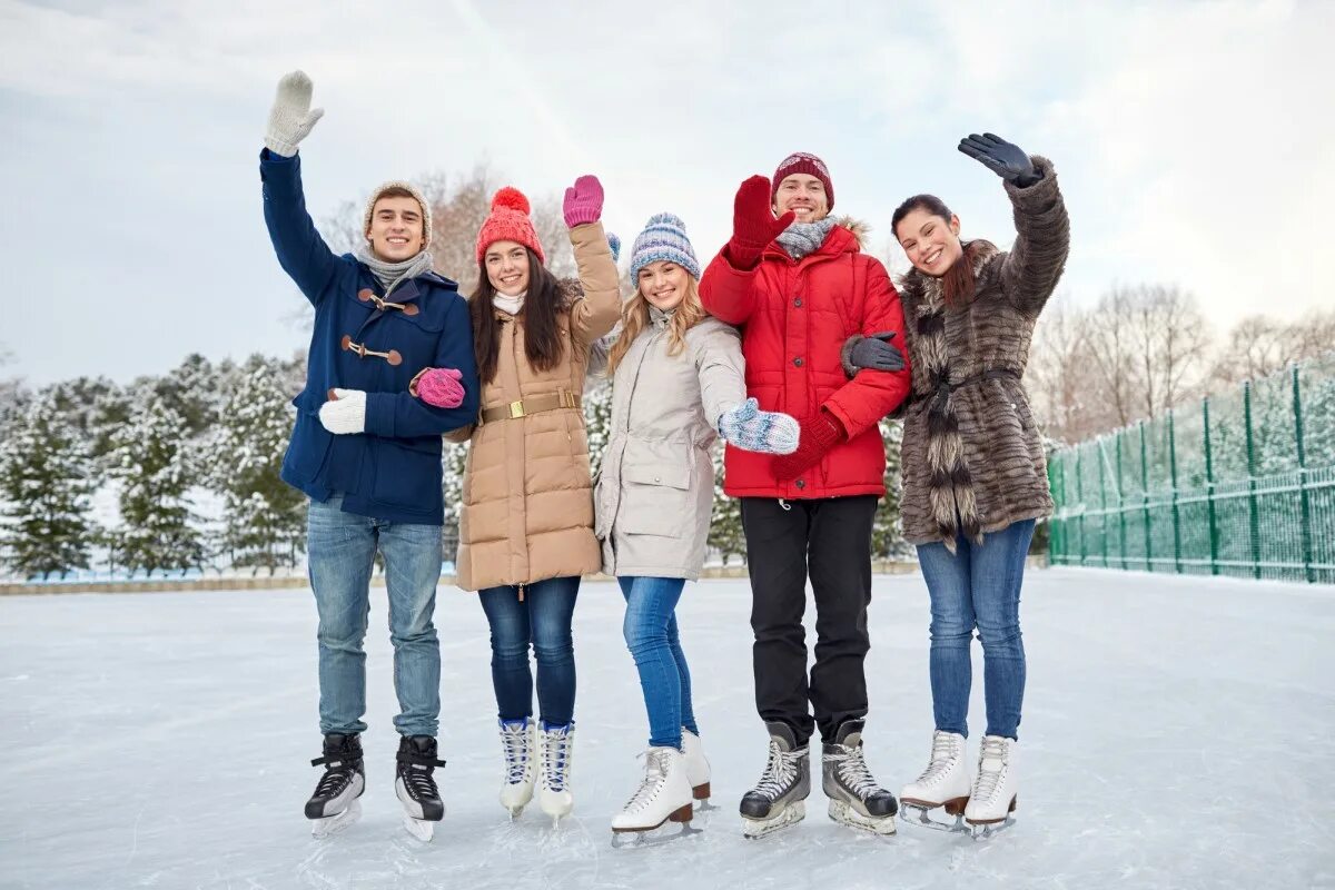 Подросток на коньках. Люди на катке. Люди зимой на катке. Счастливые люди на катке. На катке было 10 человек пришли