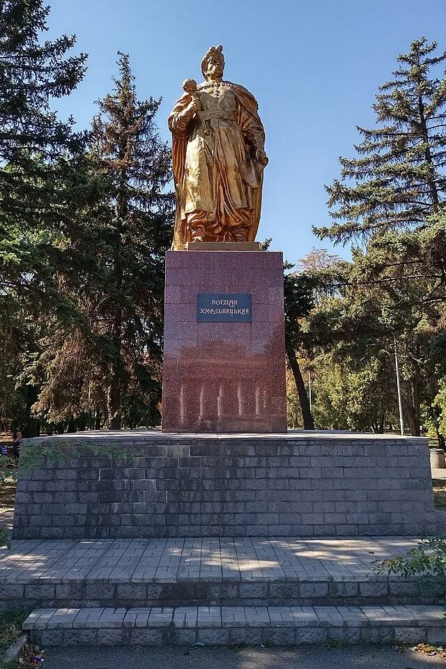 Хмельницкого орск. Памятник богдану хмельницкому в орске. памятник богдану хмельницкому в хмельницком. памятник богдану хмельницкому симферополь. памятник богдану хмельницкому в кривом роге.