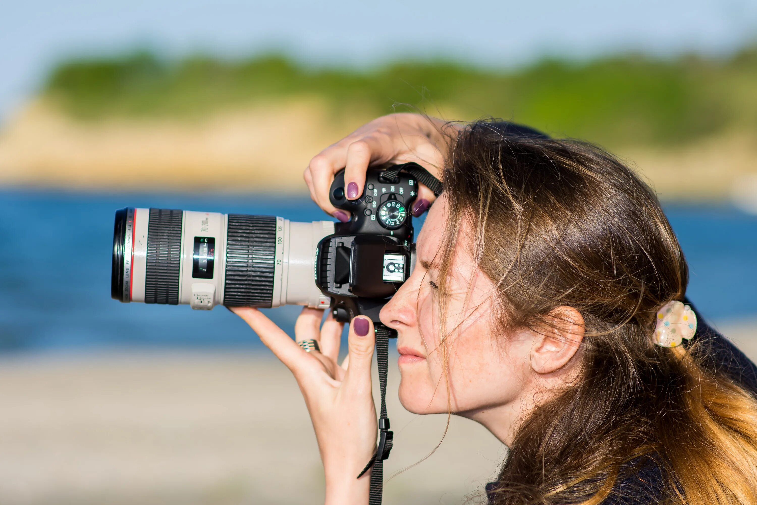 Сделай фото. Девушка фотограф. Профессия фотограф. Женщина фотографирует. Хобби Фотографирование.