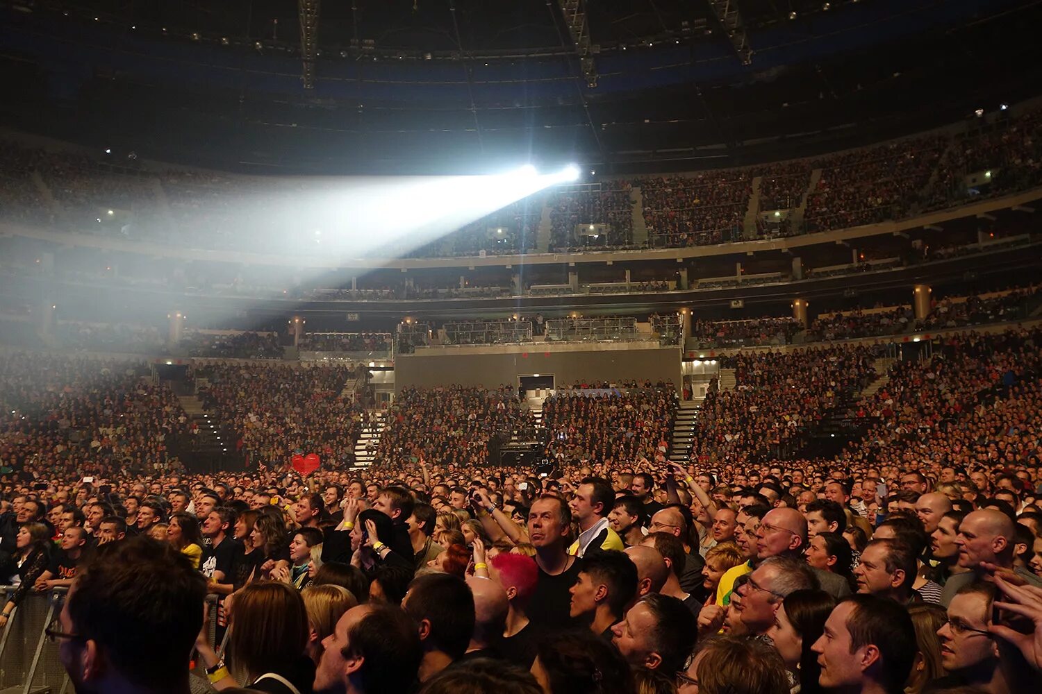 Концерт квин на стадионе. O2 Arena Prague. O2 Арена (Лондон). The o2 Arena Concert. Queen концерт.