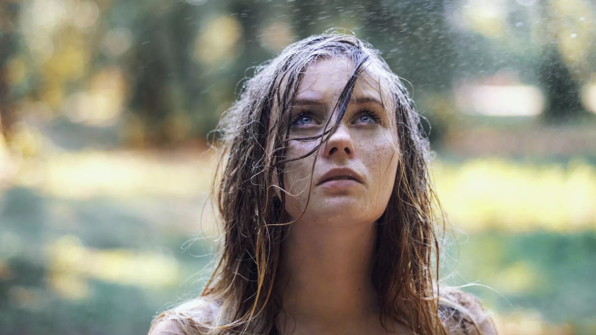С мокрой головой песня. Девушка под дождем. Девушка дождь. Девушка с мокрыми волосами. Красивая девушка под дождем.