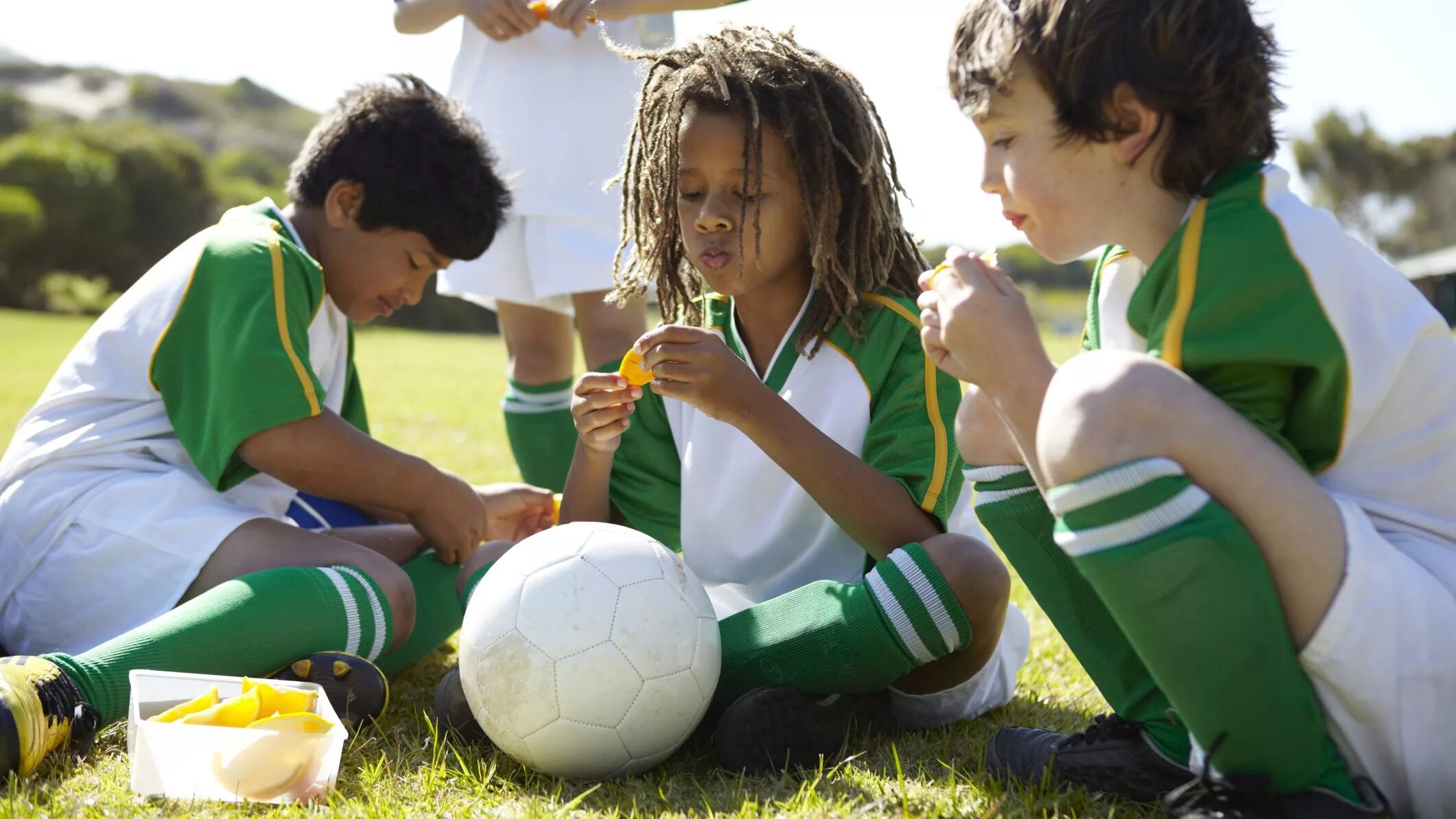 Дети спортсмены. Футболисты помогают детям. Спортсмен футболист ребенок. Дети спорт питание. Children do sports