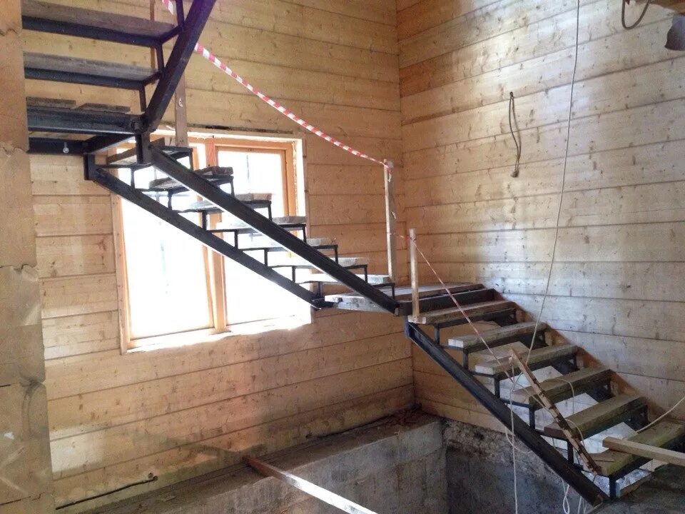 Каркас под забежные ступени. Лестница металлическая на второй этаж. Лестница из металла. Лестница на металлическом каркасе.