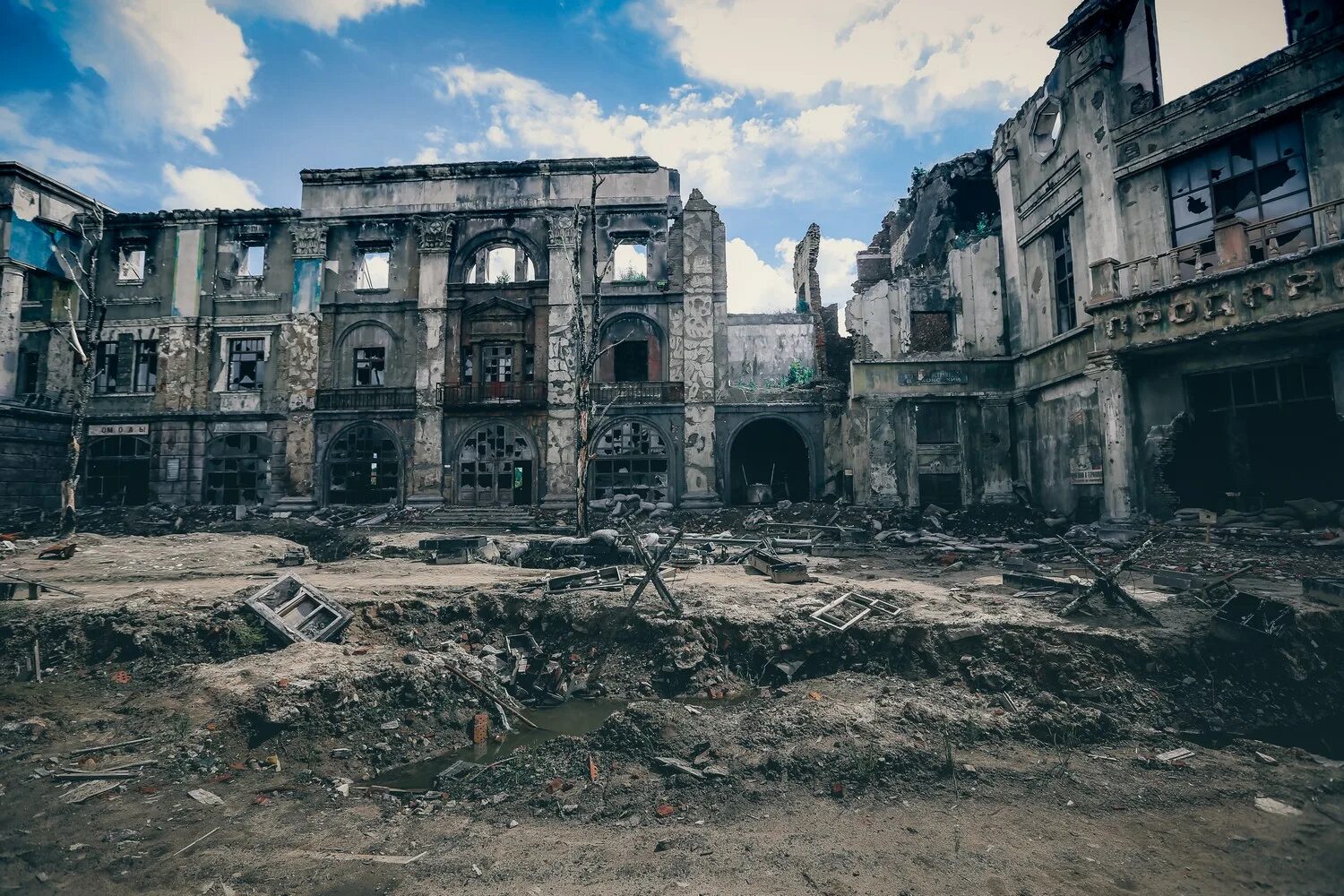 Разрушенный харьков 2022. Город хомс сирия. Заброшенный город зомби апокалипсис. Покажи разрушенный город. Руины города мариуполь.