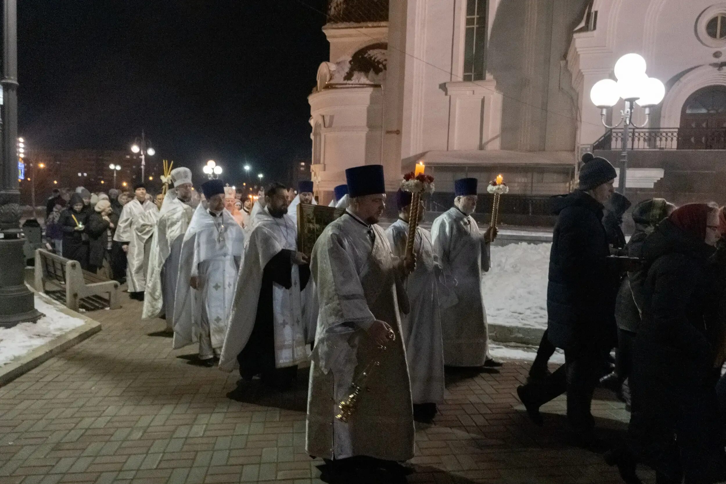 Пасха в 2024г какого в армении. Храм Тарсийского Пасхальная литургия. Пасхальная служба в храме Рождества Христова Красноярск. Крестный ход на Пасху. Празднование Пасхи.