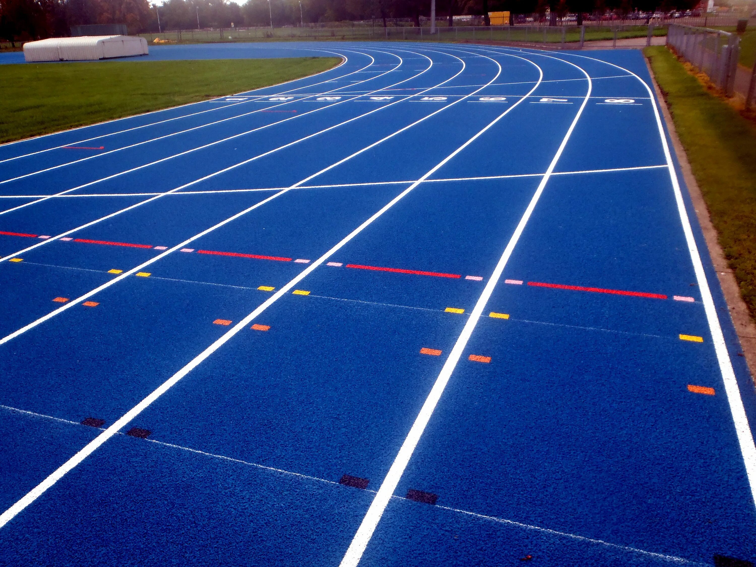 Беговая дорожка (лёгкая атлетика). Стадион с беговой дорожкой 400 м. Дорожка для бега. Спортивное покрытие.