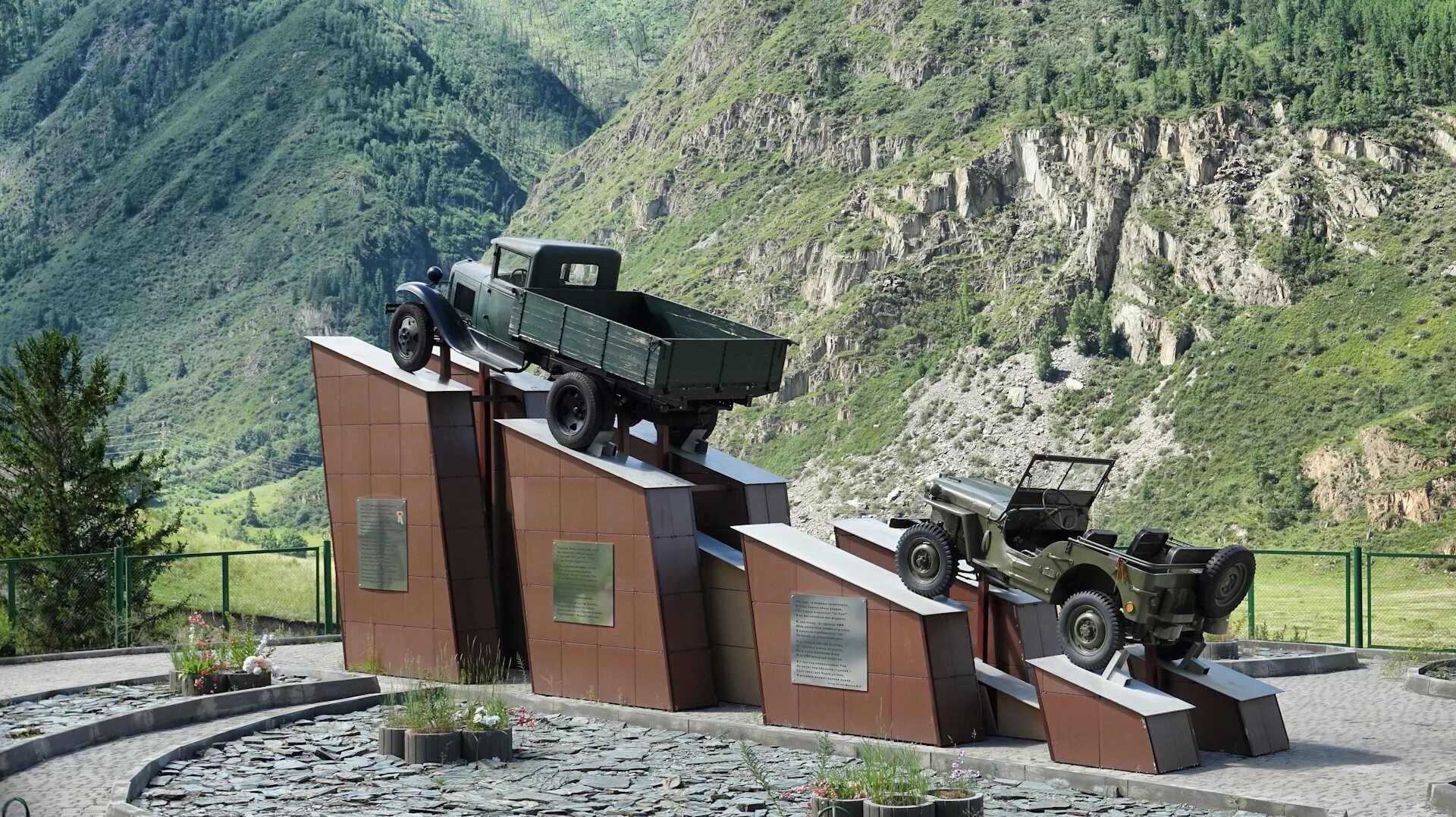 Памятник шоферу на чуйском тракте. Памятник чуйскому тракту. Памятник чуйскому тракту. Памятник водителям чуйского тракта. Памятник водителям чуйского тракта горный алтай.