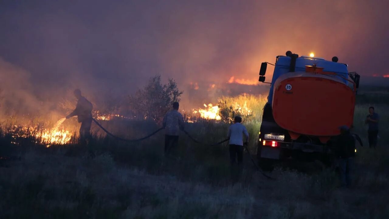 Степной пожар в деревне. Пожар участка пропитки. Пожар в земельной управе. Пожар в земельной управе Монтелла.