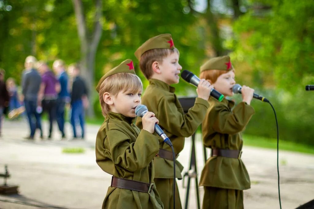 Патриотические песни ко дню победы. Дети в военной форме поют. Дети поют на улице. Детский концерт к 9 мая. Дети поют день Победы.