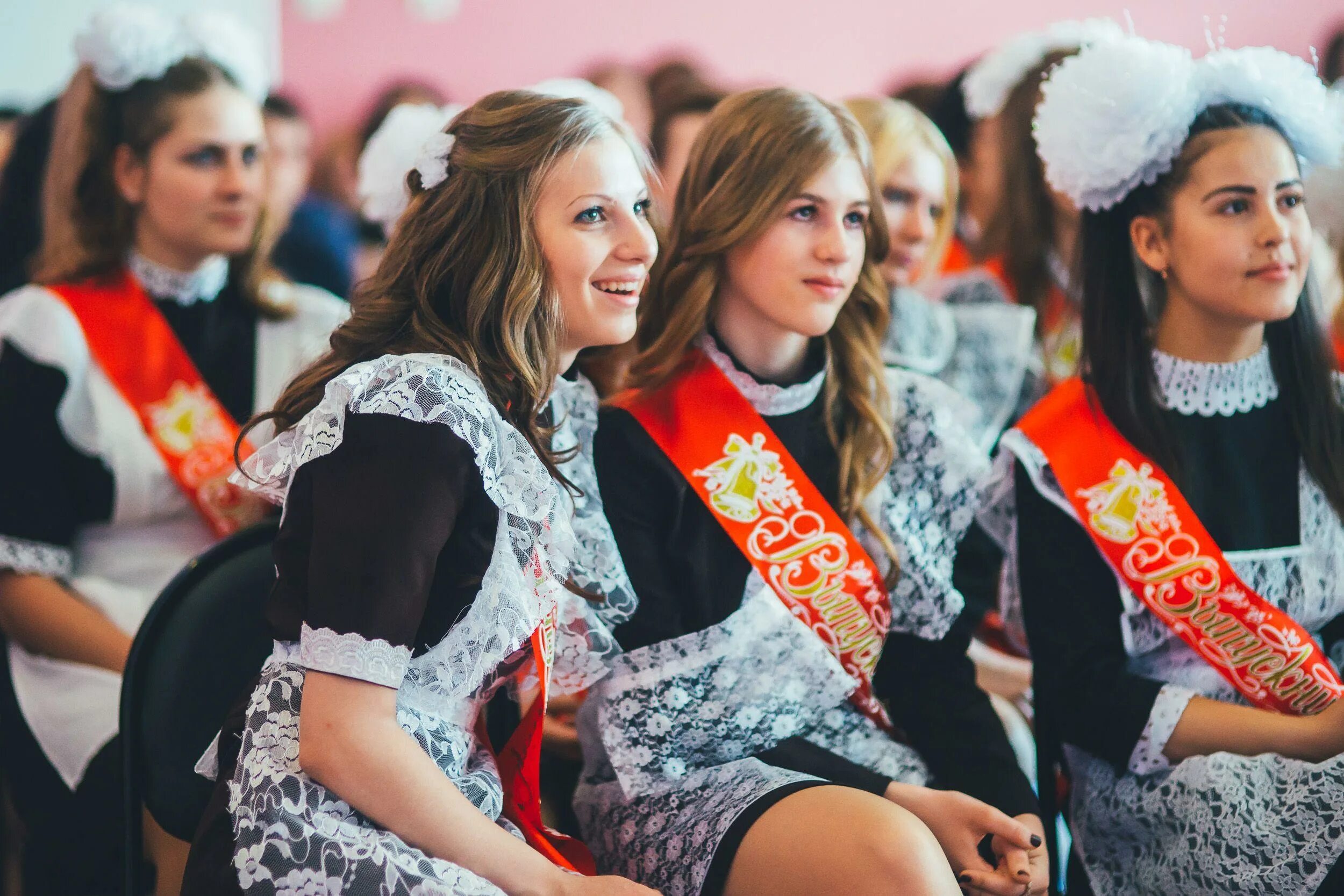 Выпускники школ видео. Выпускной в школе. Выпускники школы. Последний звонок. Последний звонок 11 класс.