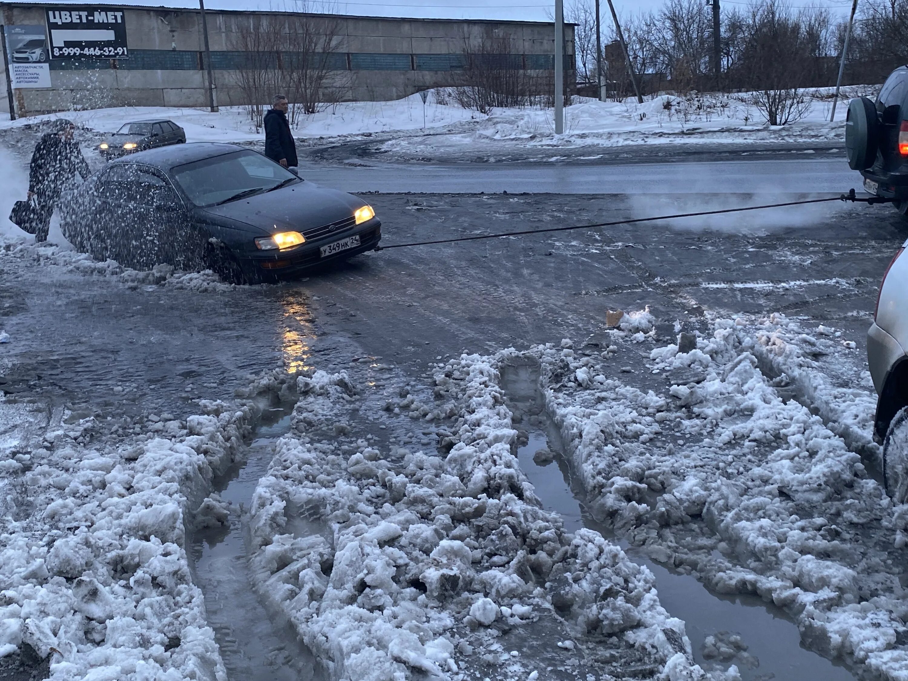 Снег весной на дороге. Машина под снегом. Заснеженный автомобиль. Дороги весной. Снег во дворе.