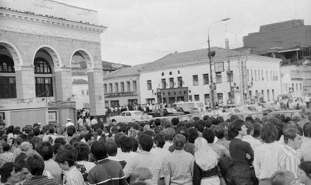 В 1980 году были принят. Театр на таганке ссср. театр на таганке 1960. похороны высоцкого таганская площадь. театр на таганке 1980.