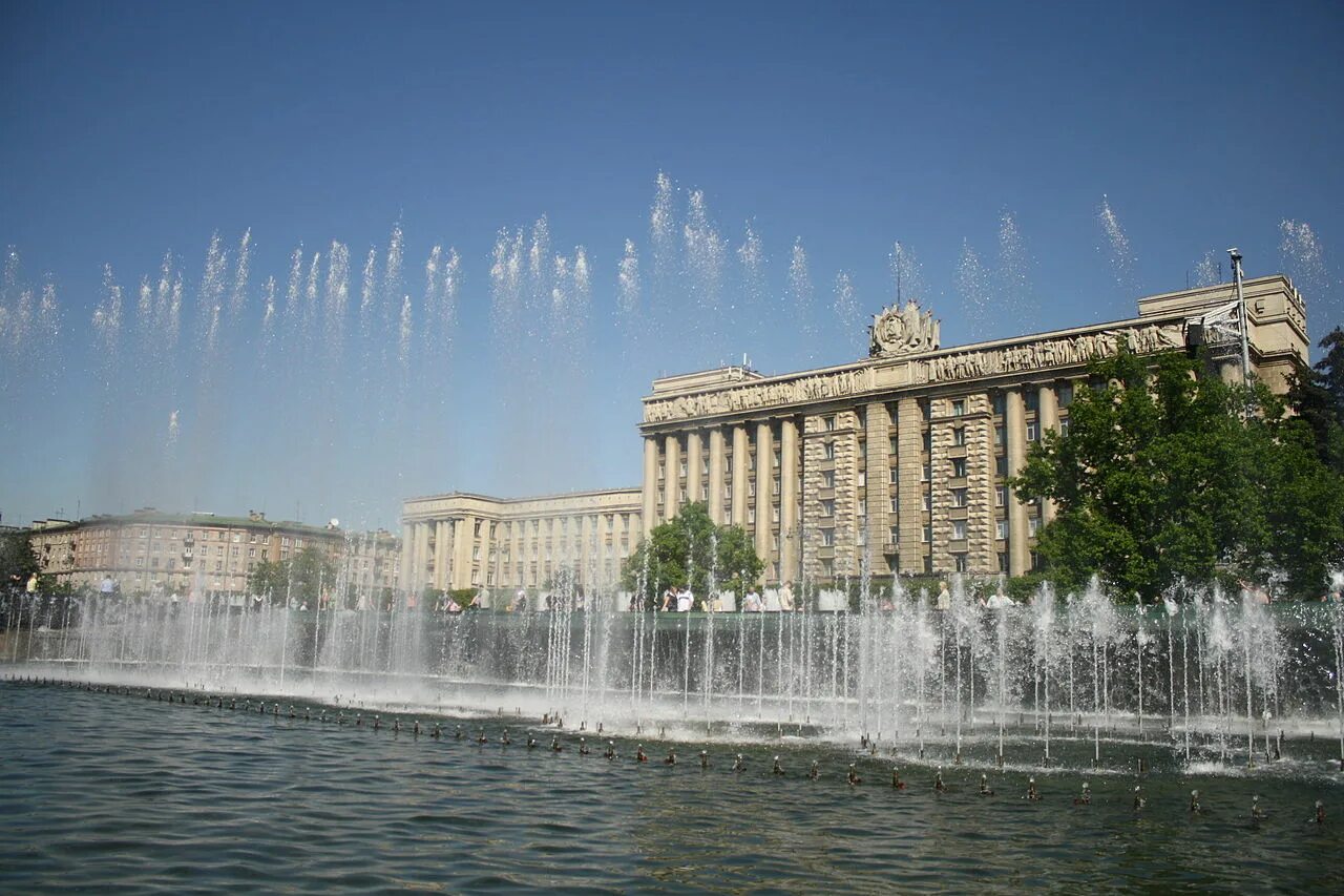 Spb московский. Фонтан на Московской площади в Санкт-Петербурге. Дом советов Санкт-Петербург фонтаны. Фонтаны на Московском проспекте в Санкт-Петербурге. Фонтанный комплекс на Московской площади.