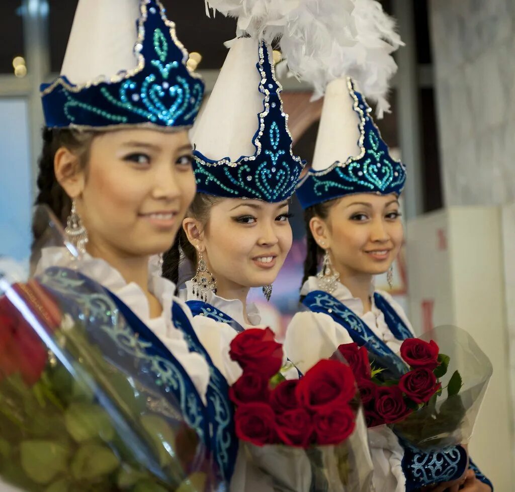 Национальная одежда казахов. Казахский народный костюм. Казашка в национальном костюме. Казахские костюмы для детей. Казахская национальная одежда мужская.